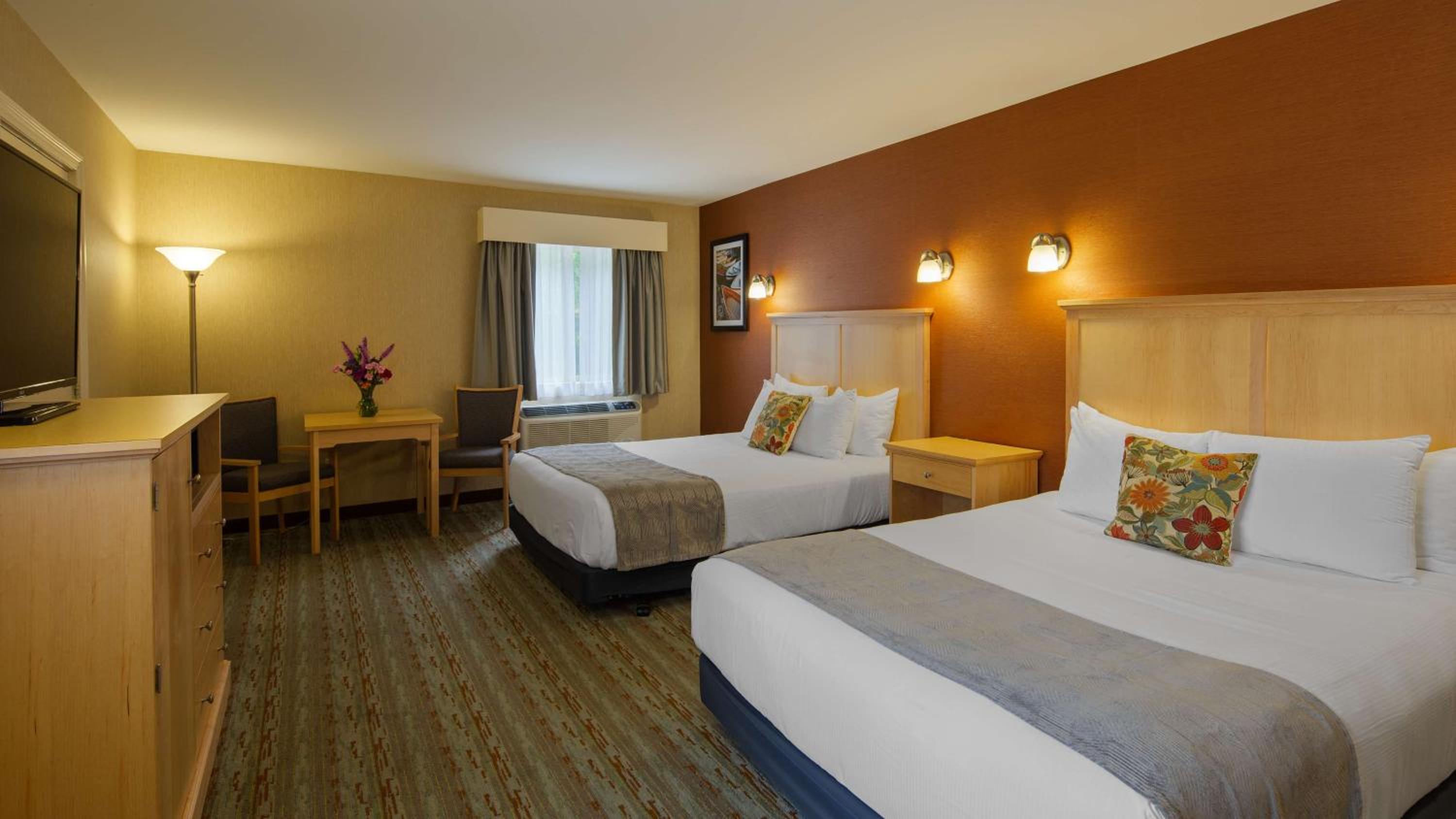 Queen Room with Two Queen Beds - Pet Friendly/Non-Smoking photo 3