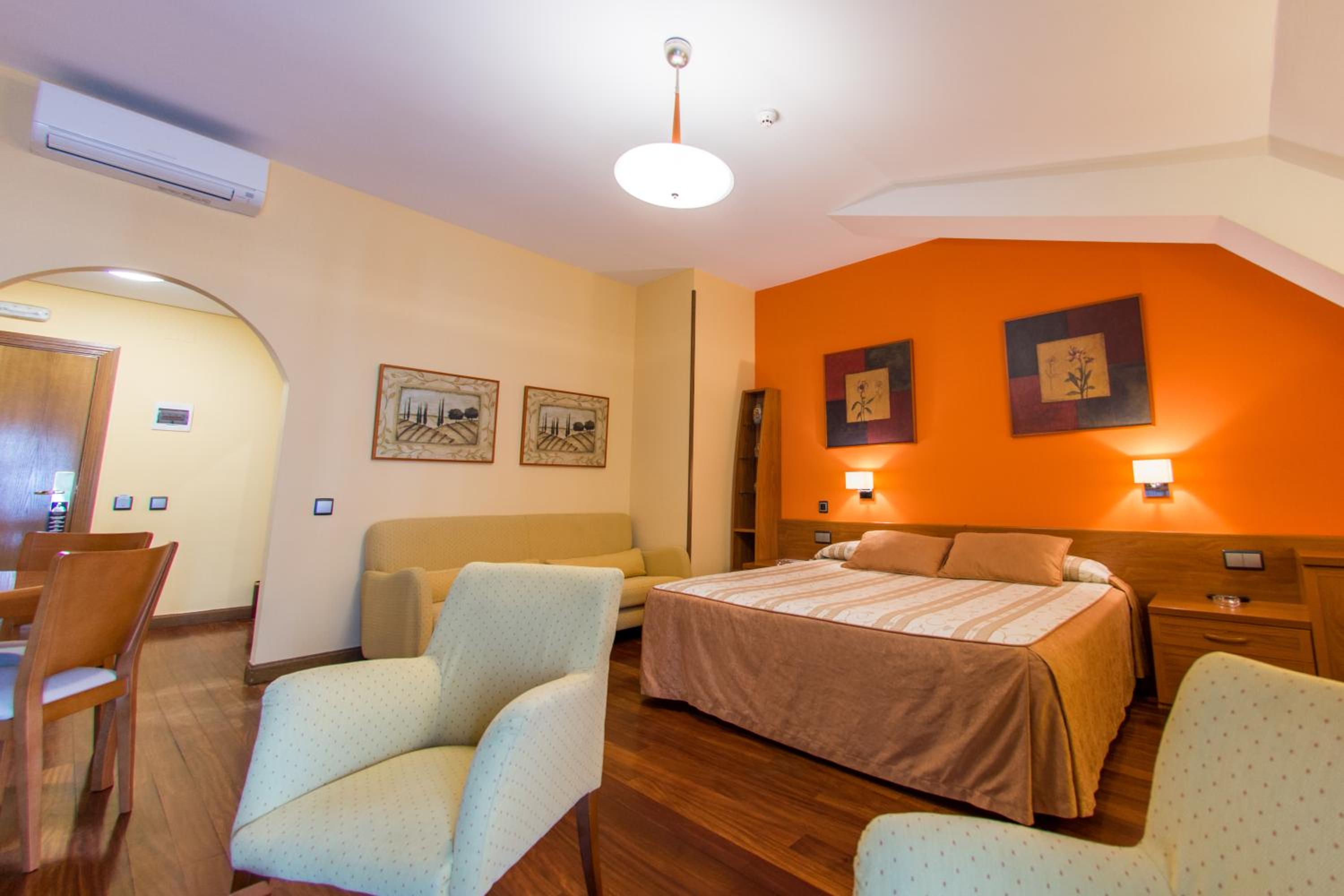 Deluxe King Room - Photo 2