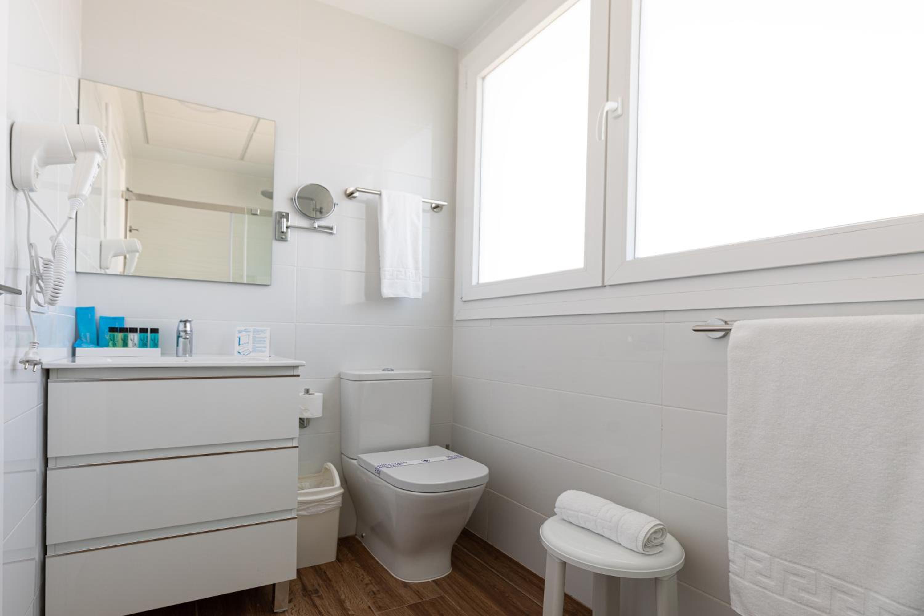 Apartamento con piscina y vista al mar