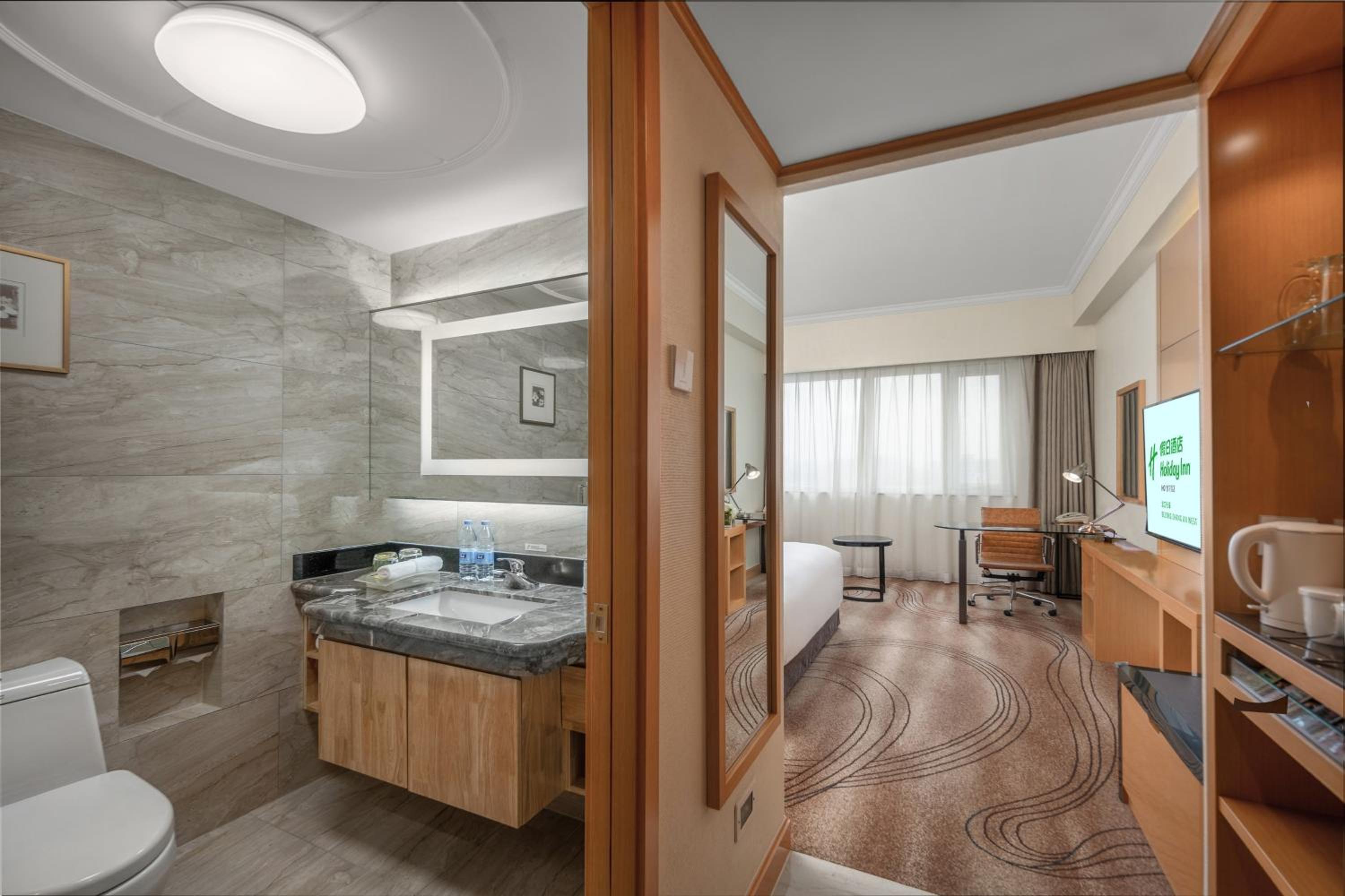 Premium King Room - Photo 8