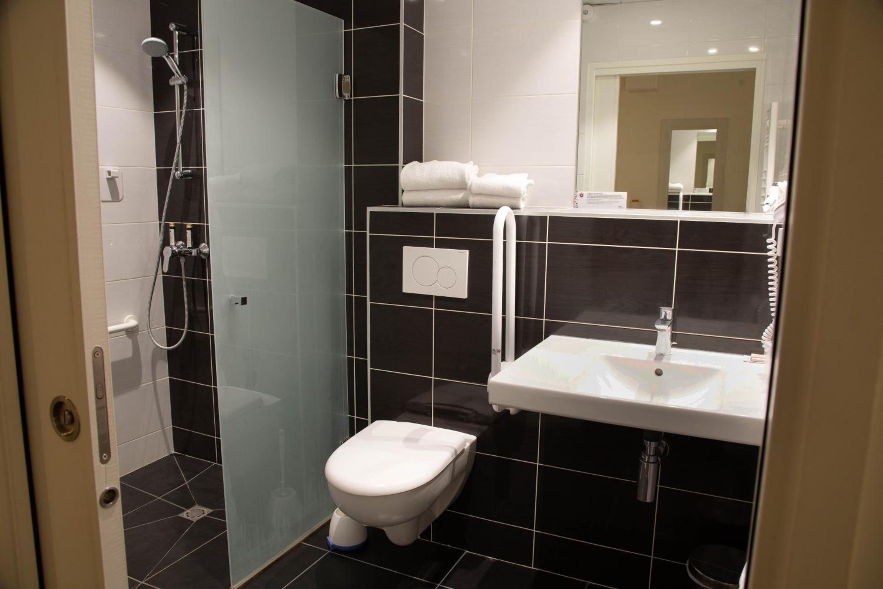 Queen Room - Disability Access photo 3