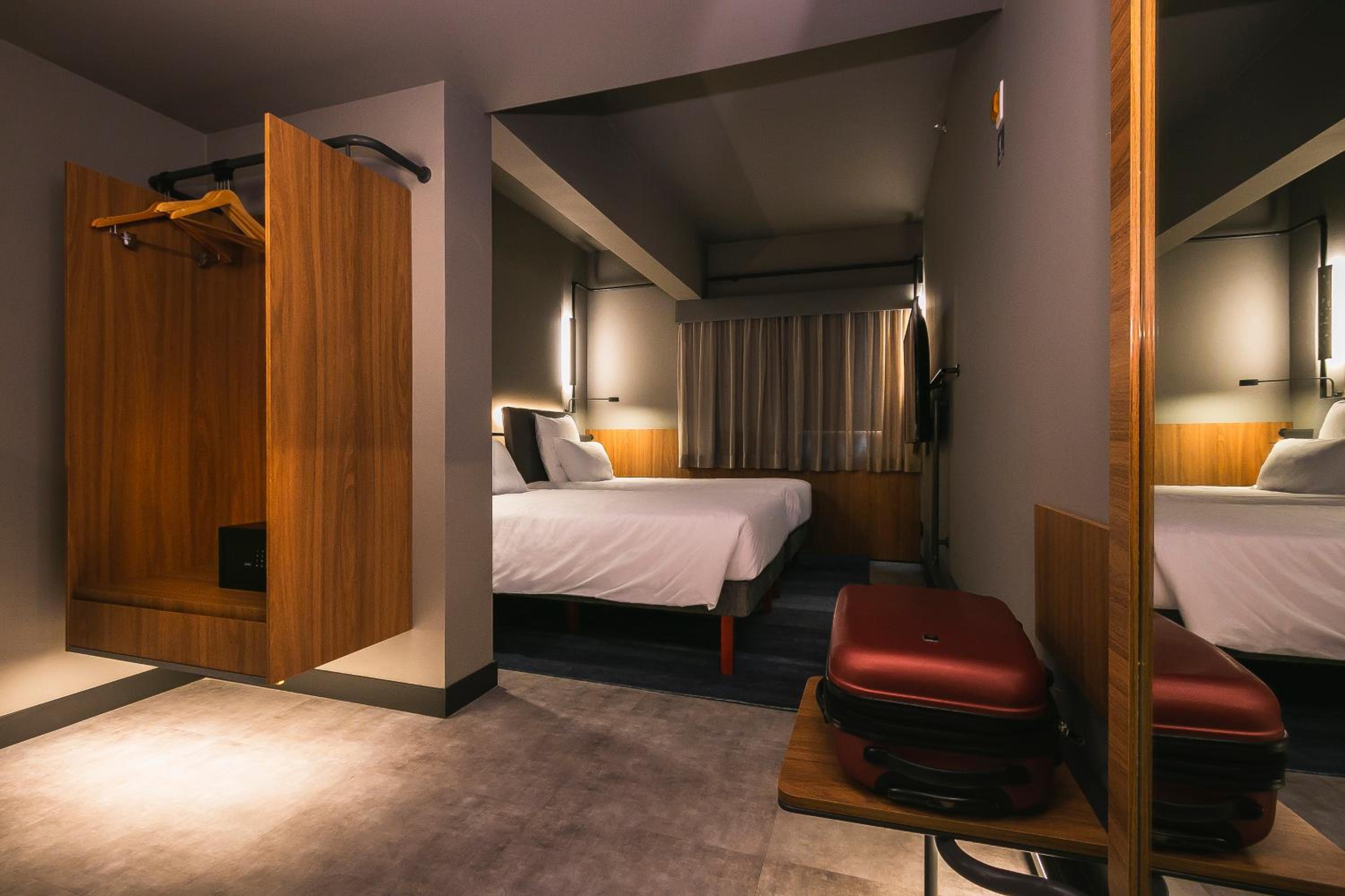 Standard two single beds - Photo 4