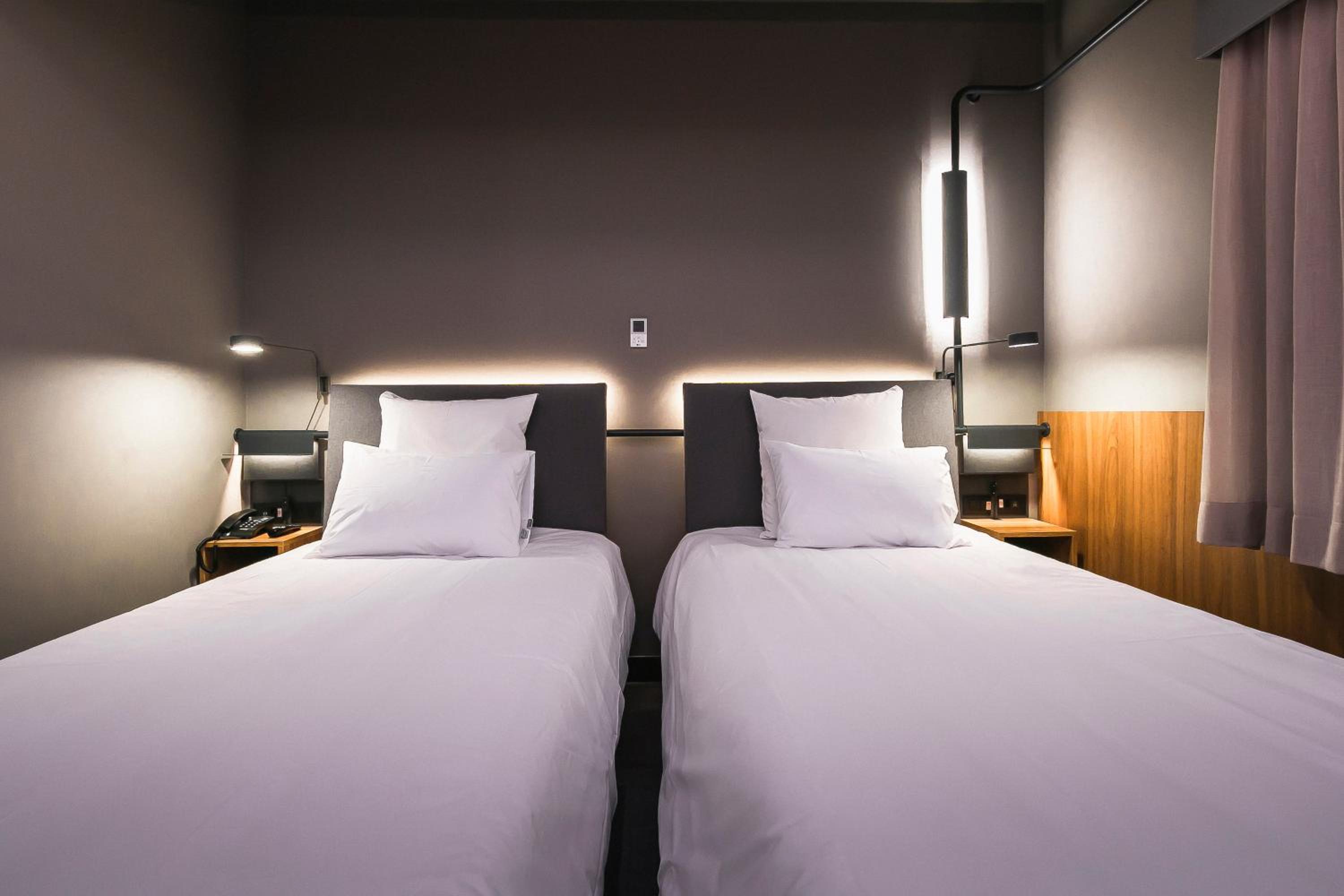 Standard two single beds - Photo 2