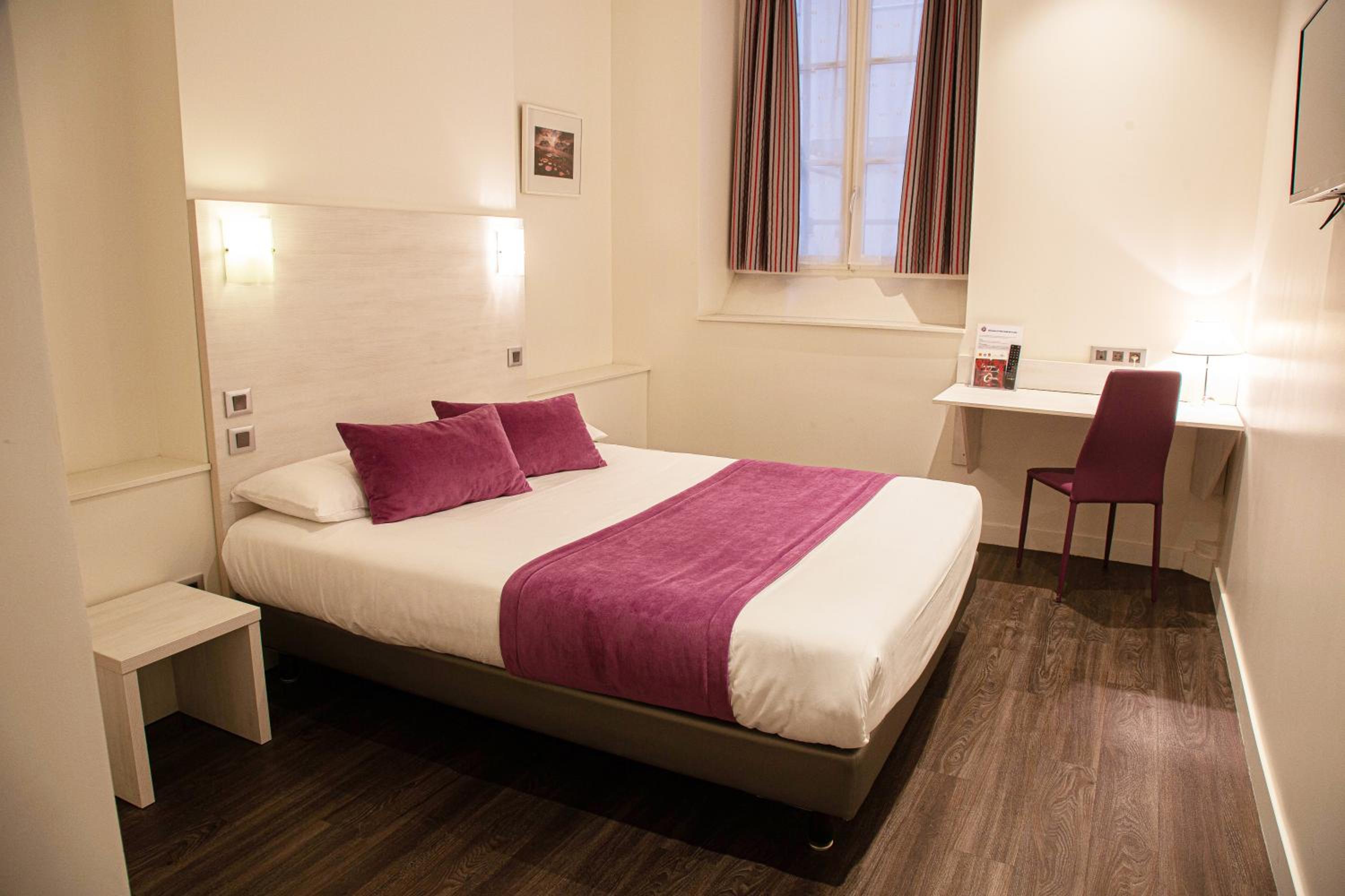 Queen Room - Disability Access photo 1