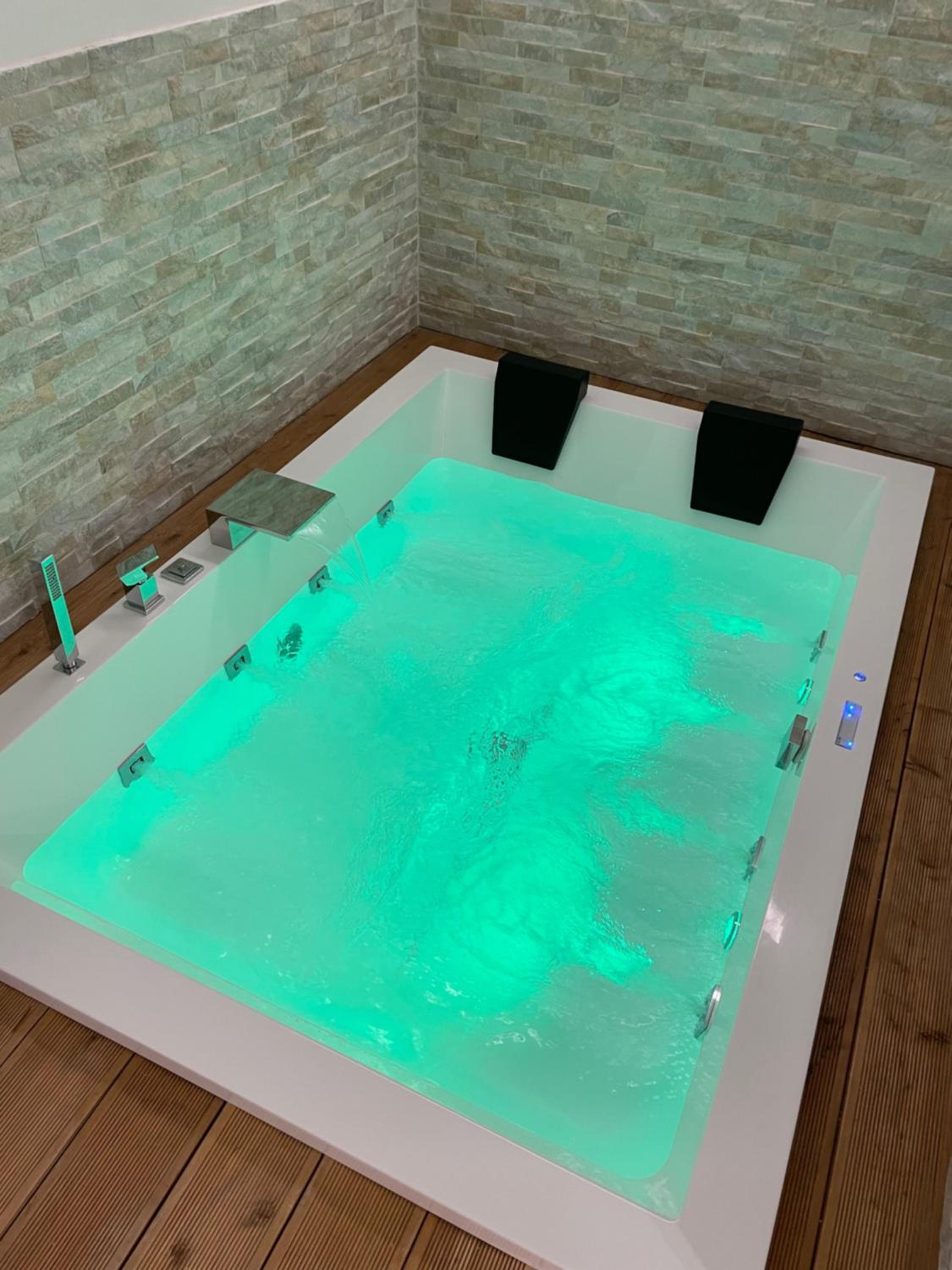King Room with Spa Bath - Photo 23