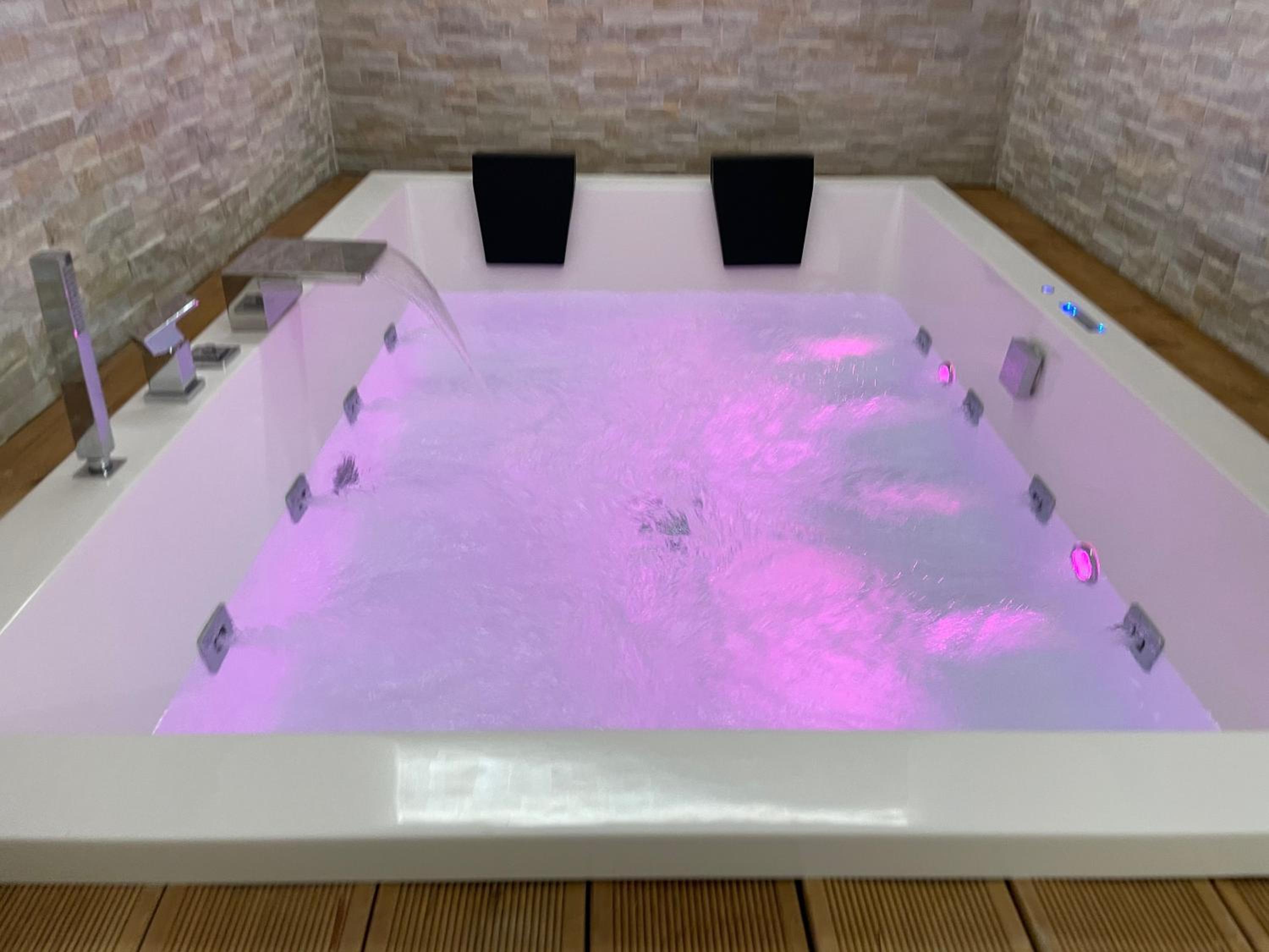 King Room with Spa Bath - Photo 24