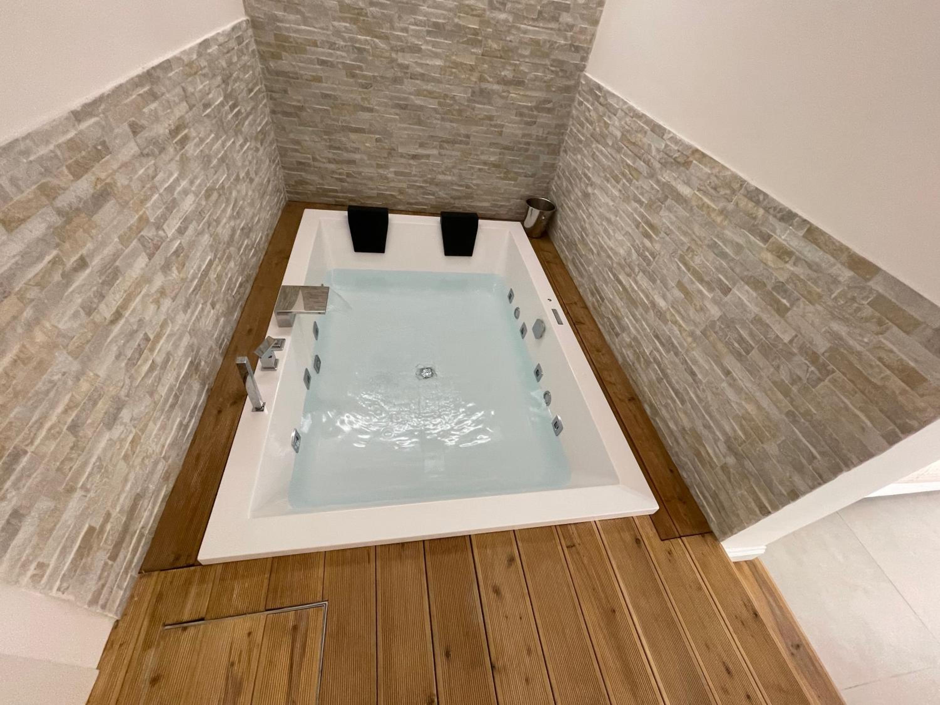 King Room with Spa Bath - Photo 25