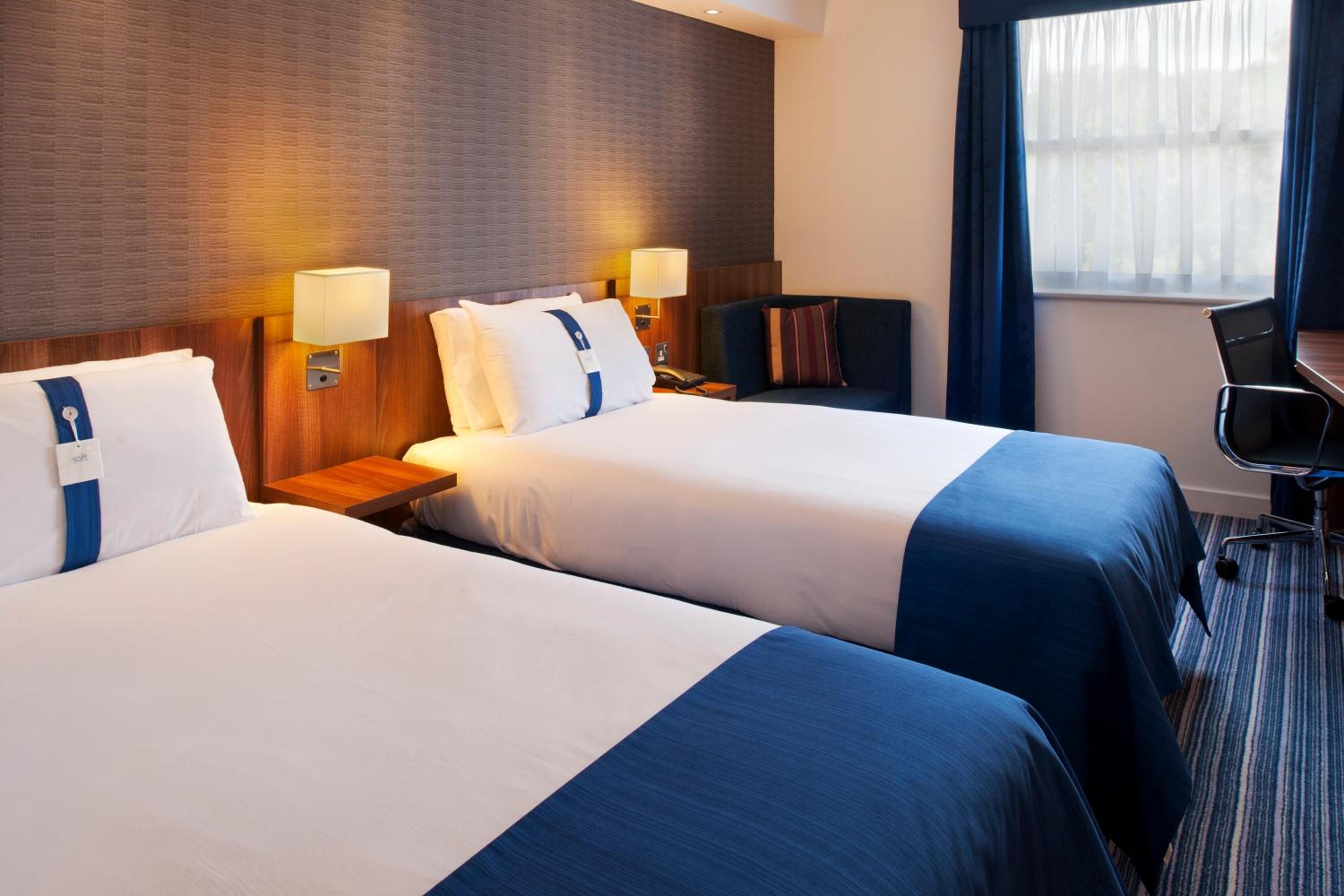 Standard Twin Room with Free Hot Breakfast - Photo 4