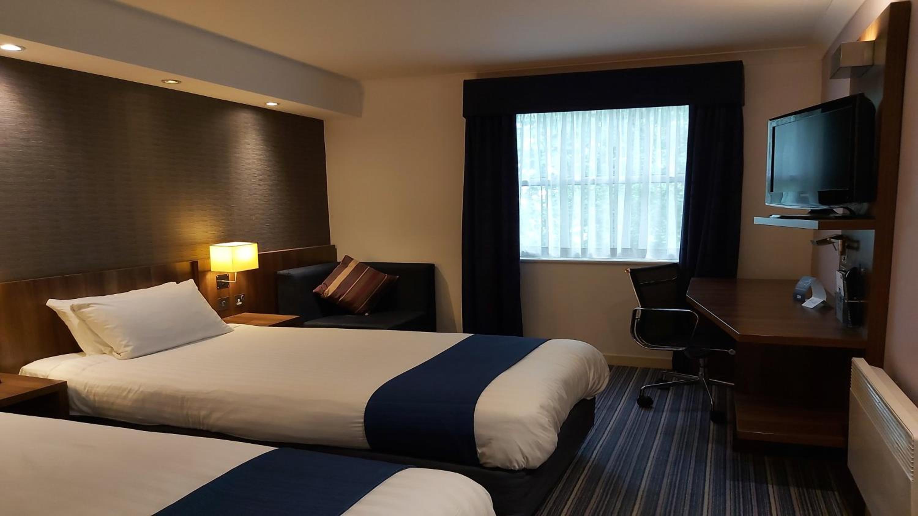 Standard Twin Room with Free Hot Breakfast - Photo 3