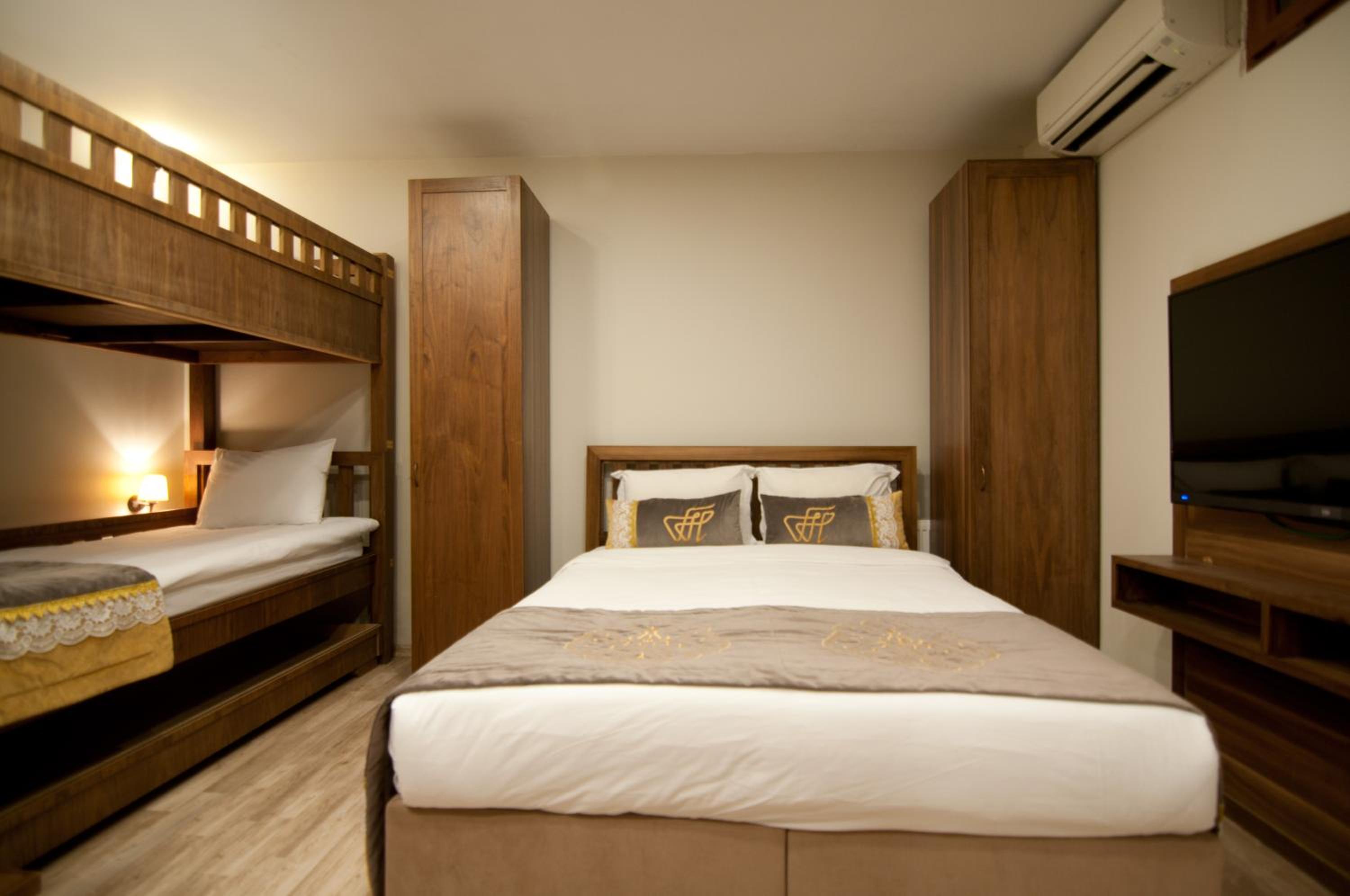 Economy Quadruple Room photo 2