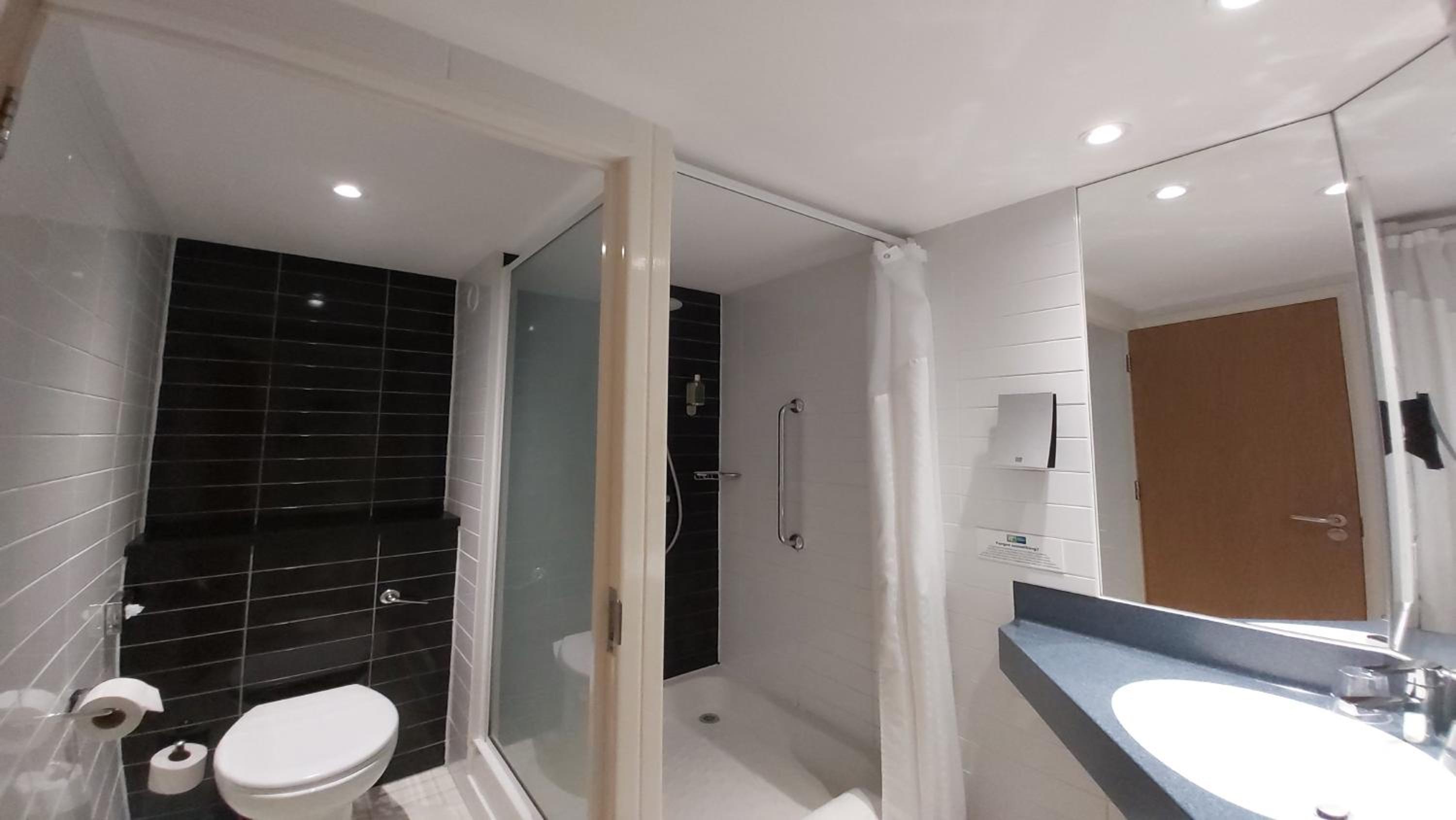 Standard Twin Room with Free Hot Breakfast - Photo 4