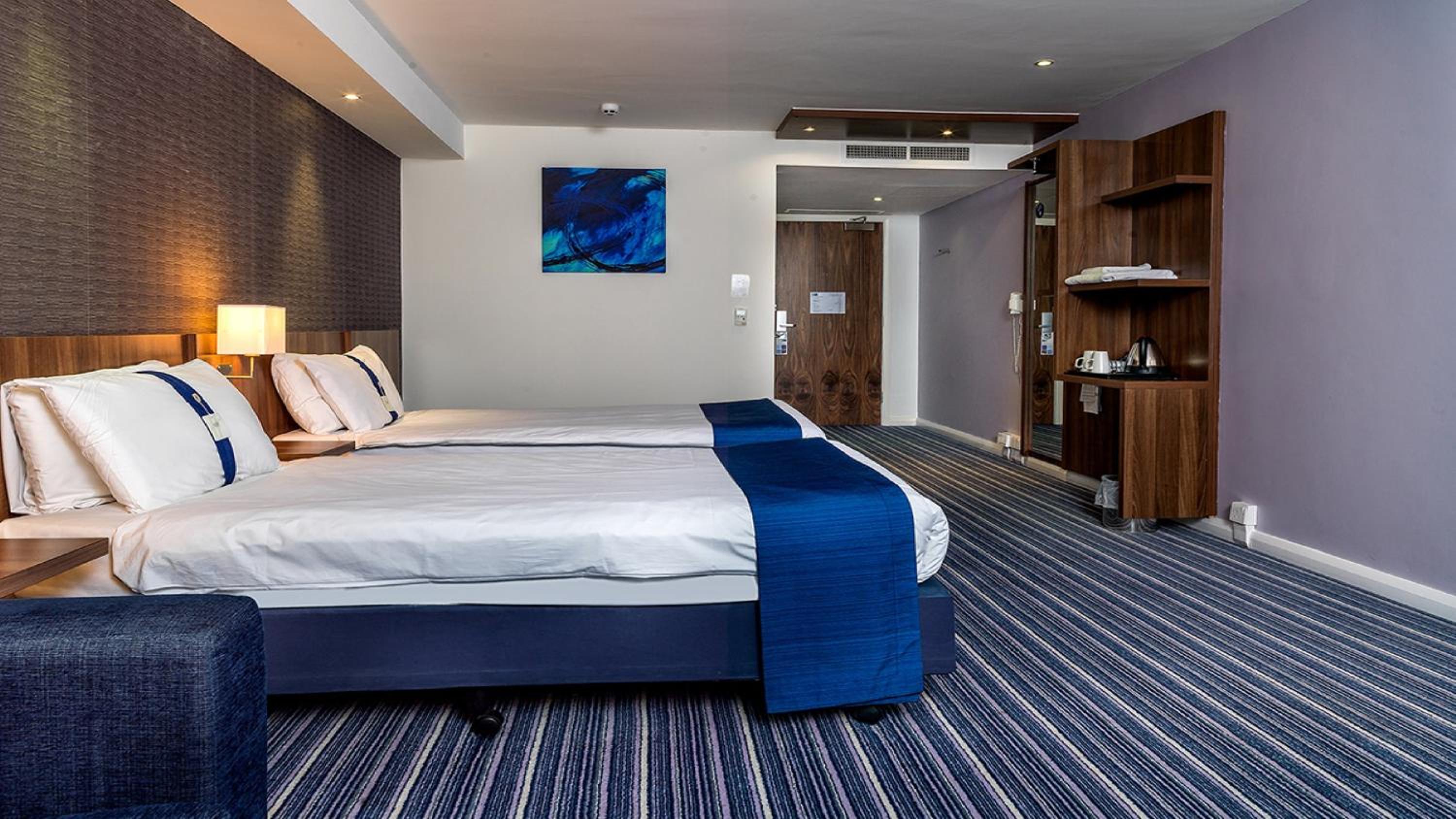 Standard Twin Room with Free Hot Breakfast - Photo 7