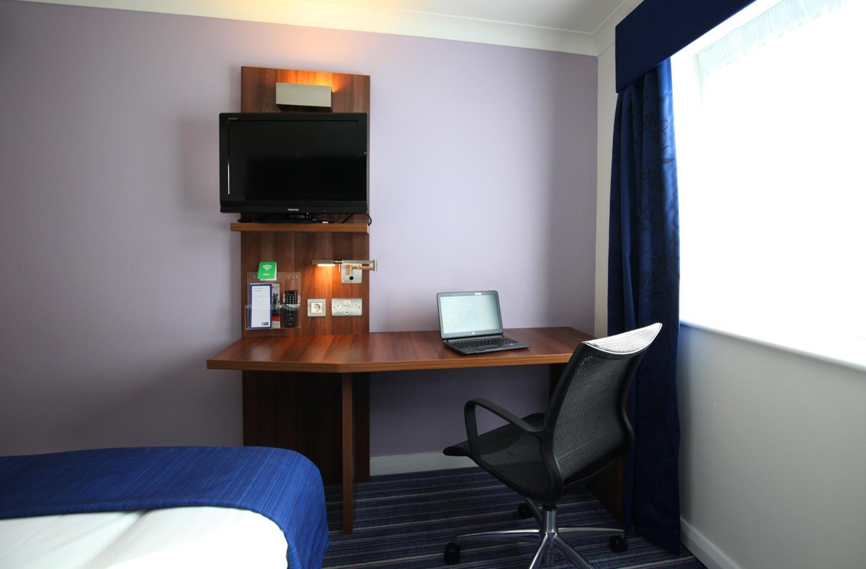 Standard Twin Room with Free Hot Breakfast - Photo 5