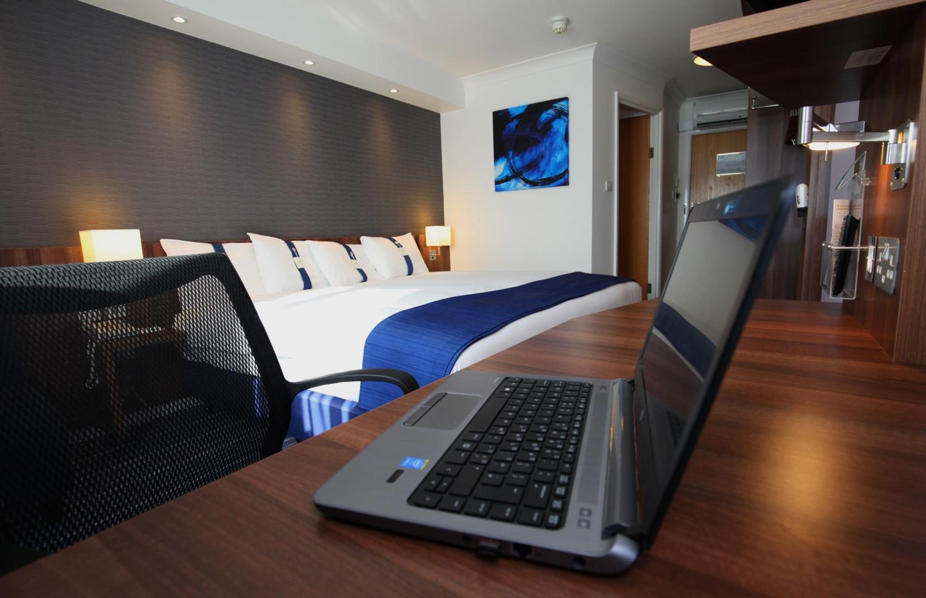 Standard Double Room with Sofa Bed and Free Hot Breakfast - Photo 5