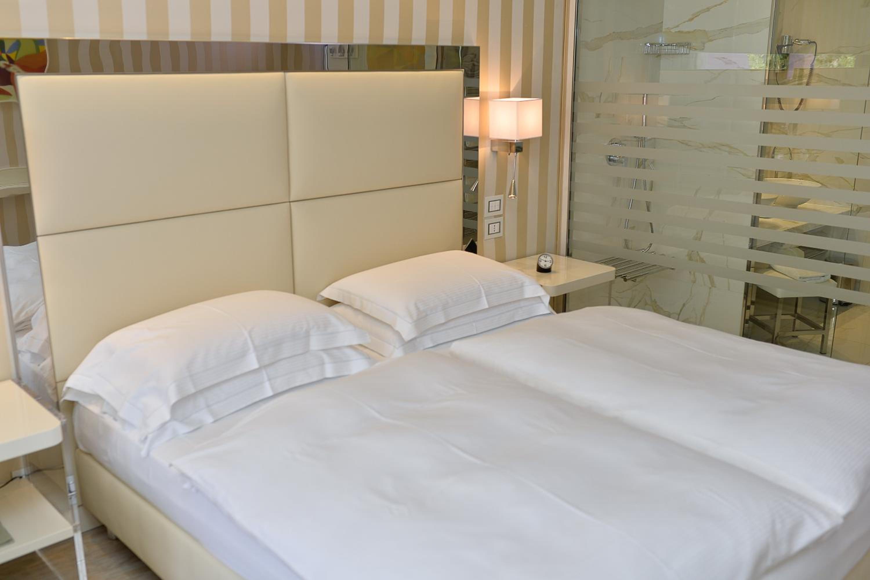 Junior Suite with Lake View - Photo 6