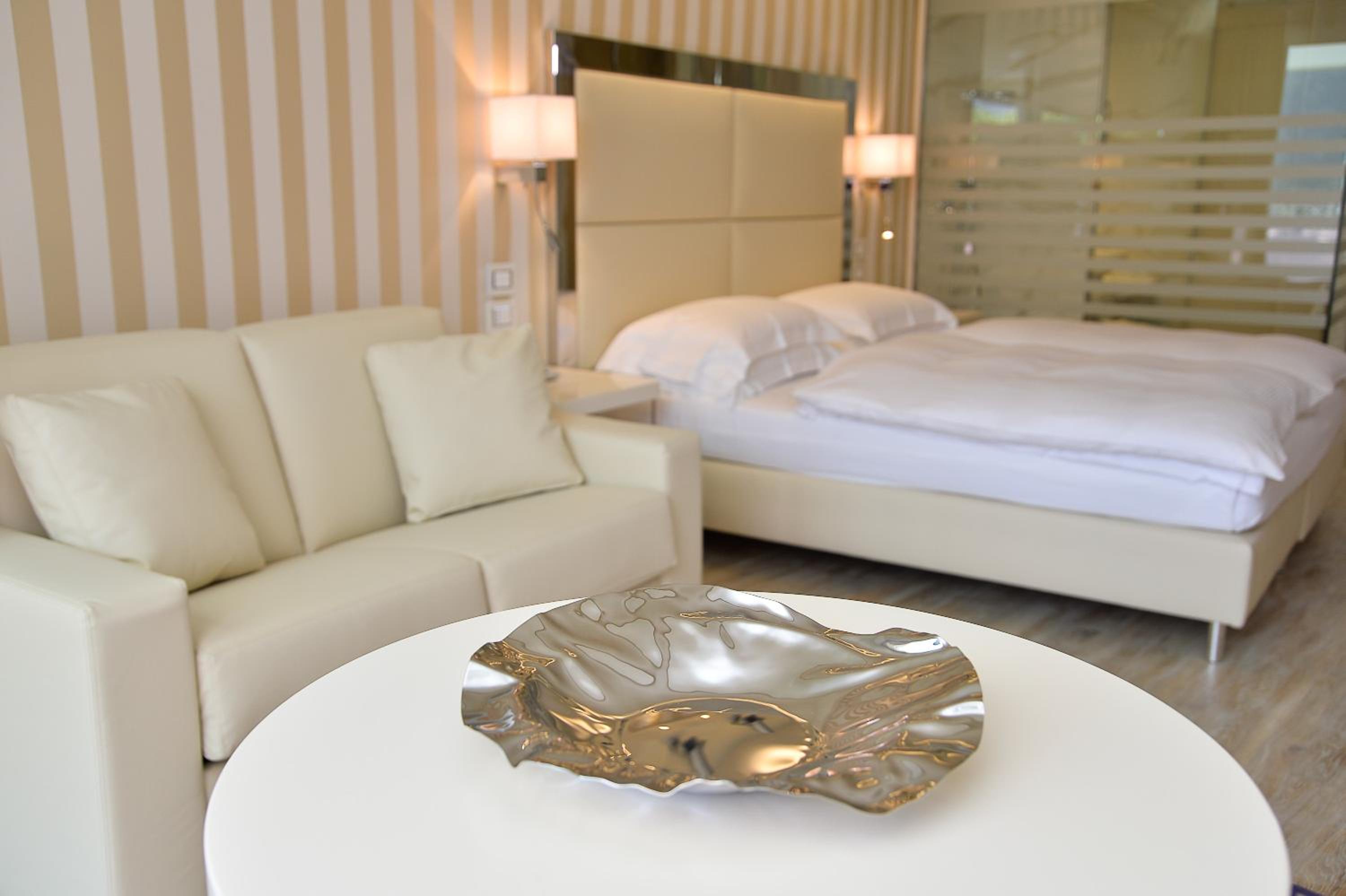 Junior Suite with Lake View - Photo 11