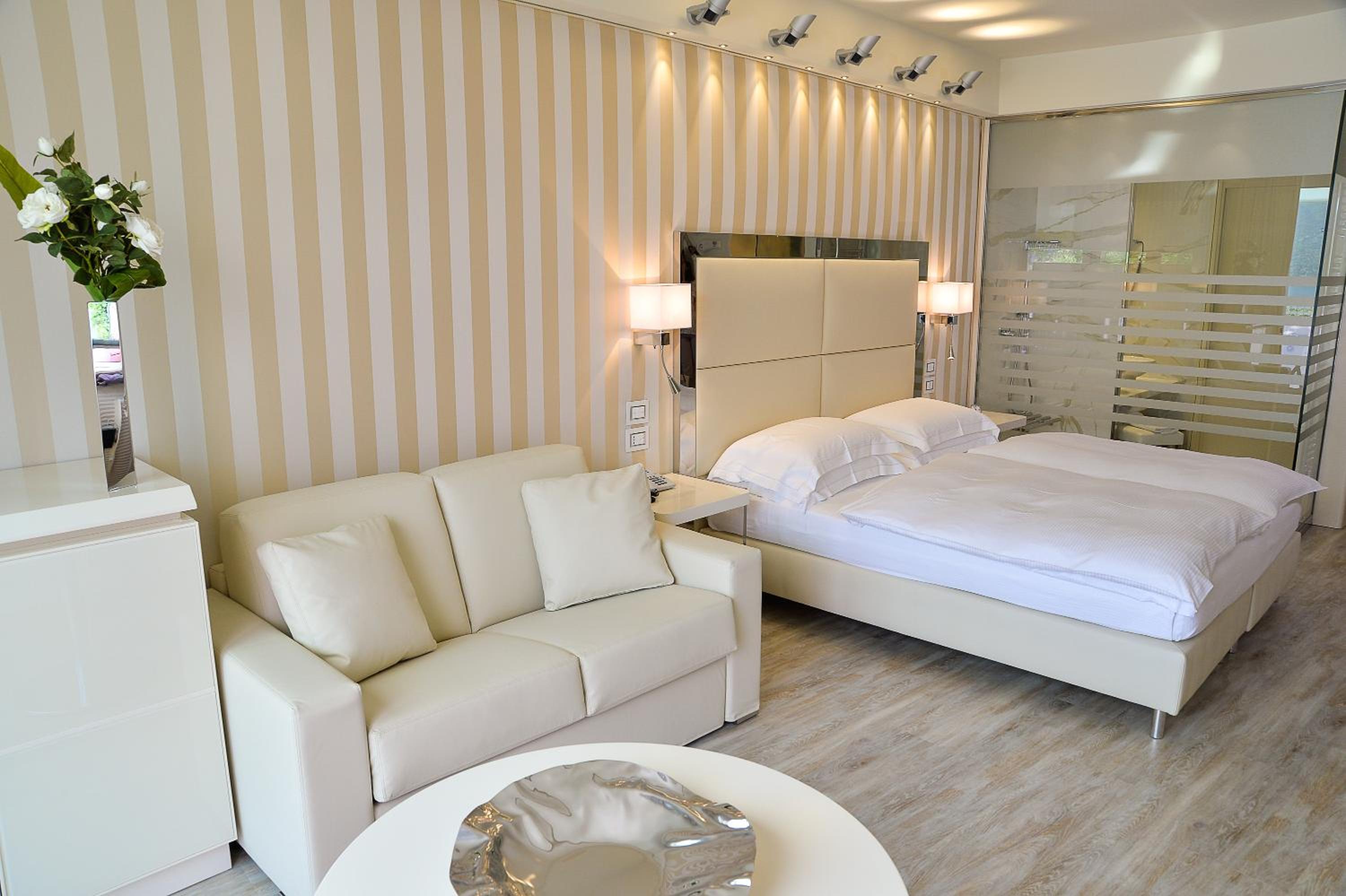 Junior Suite with Lake View - Photo 13