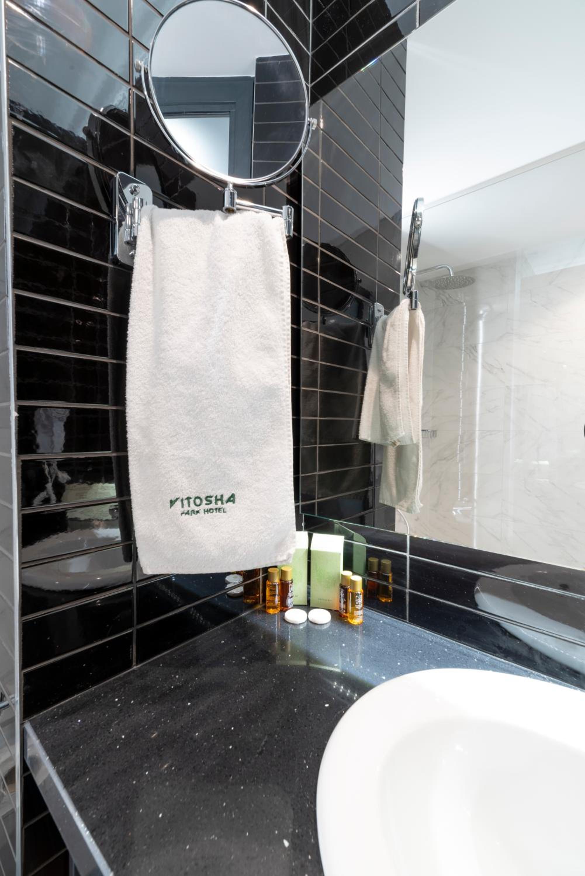 Deluxe Double Room - Photo 9