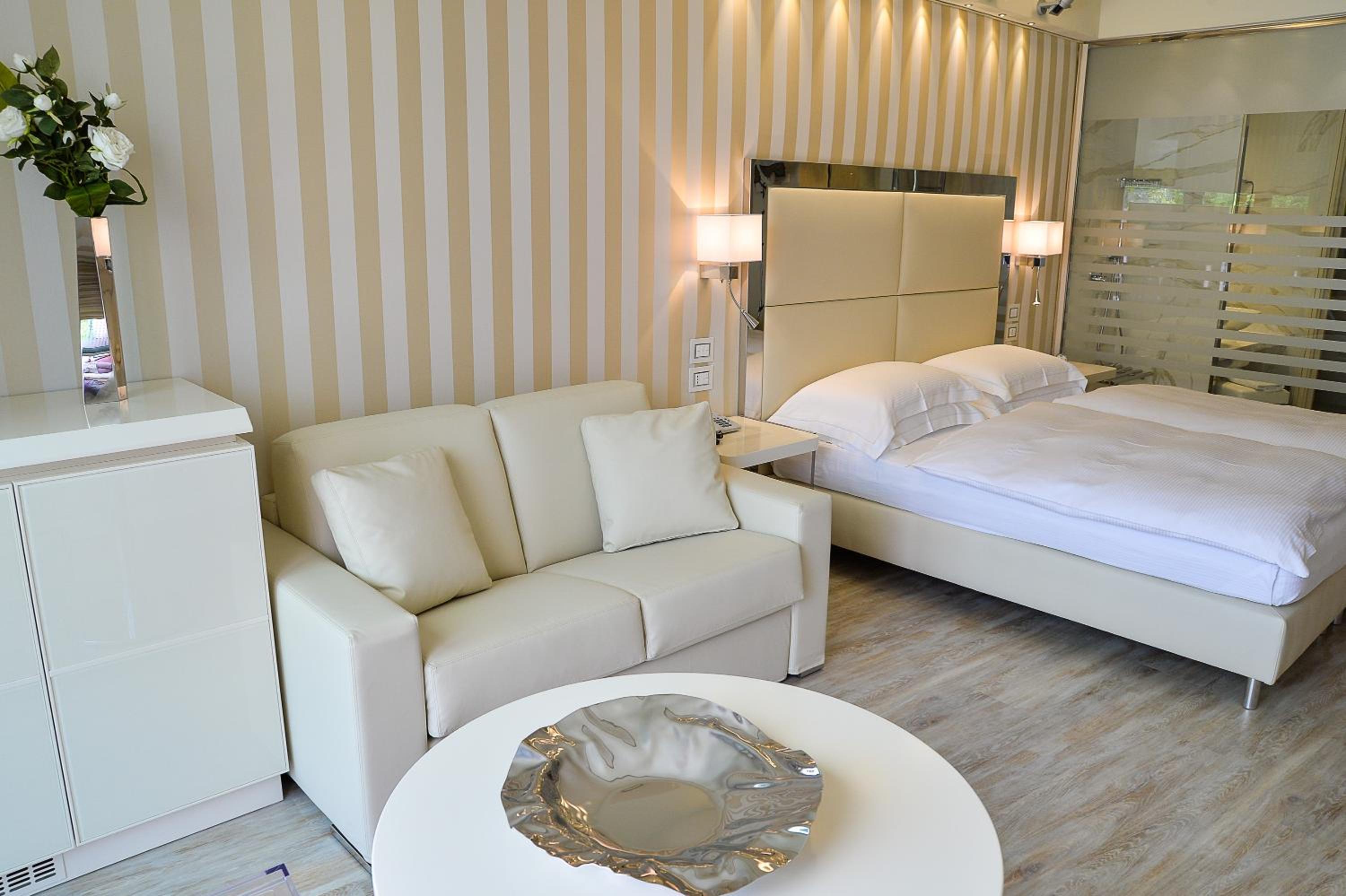 Junior Suite with Lake View - Photo 22