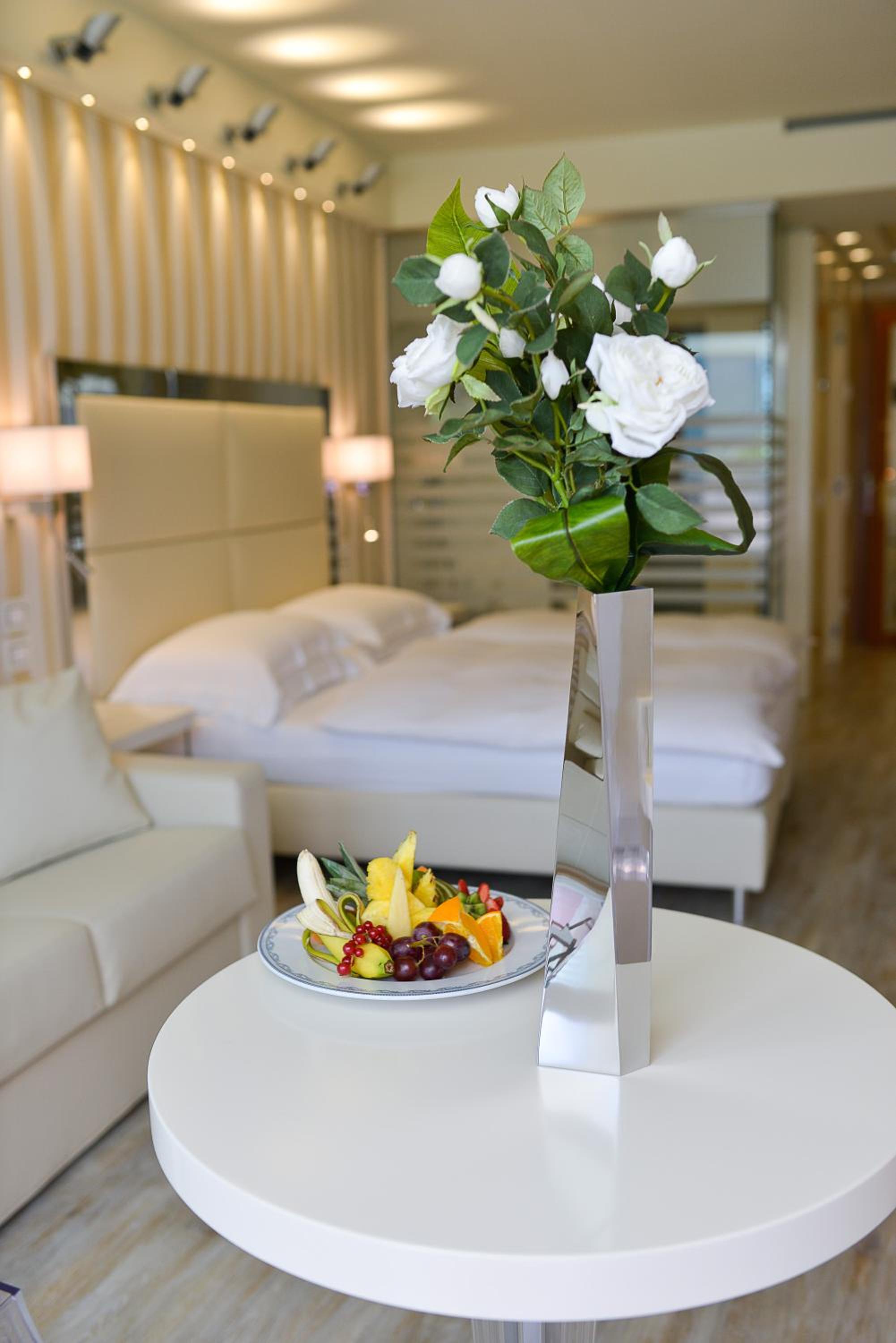 Junior Suite with Lake View - Photo 4
