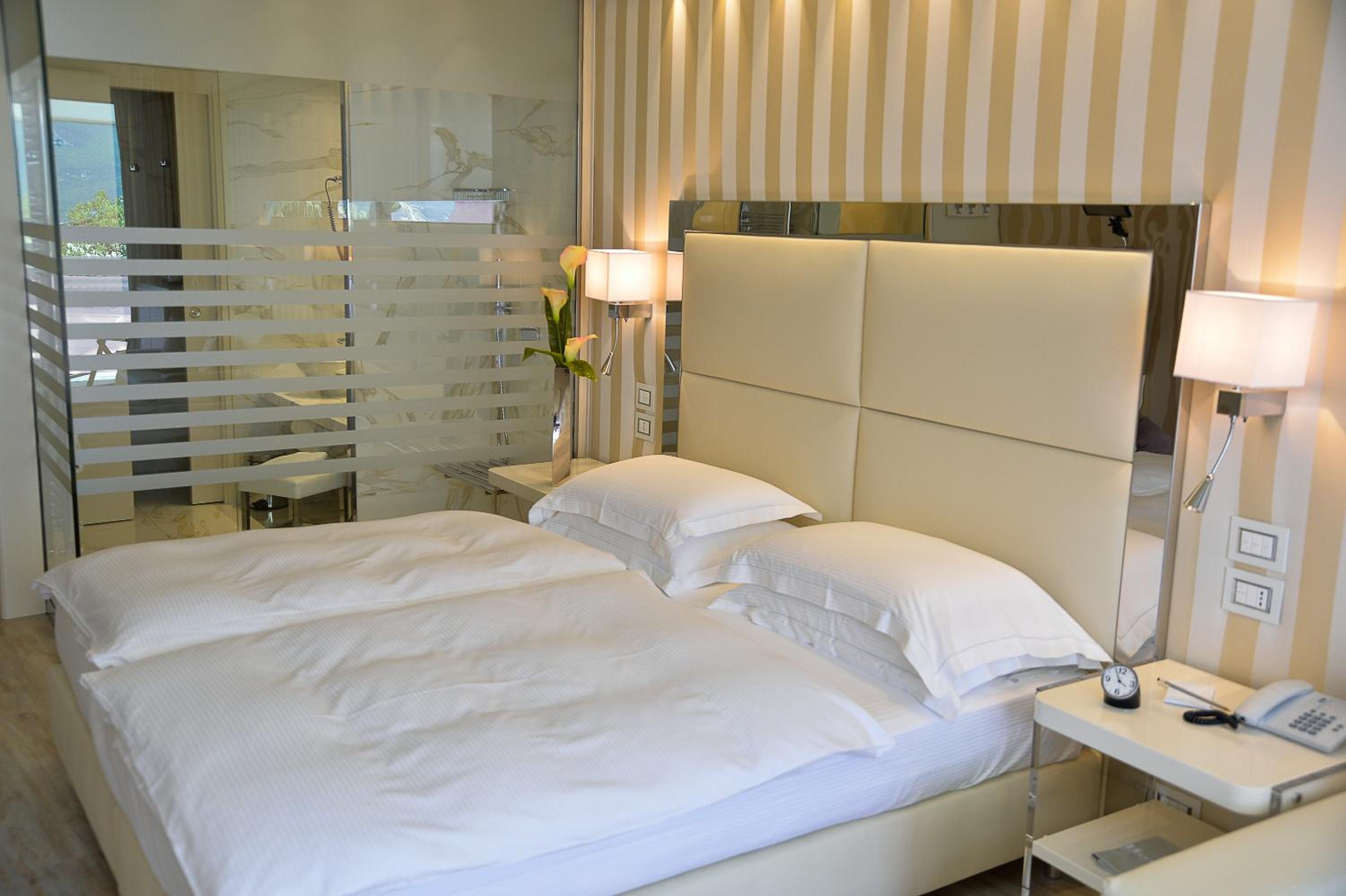 Junior Suite with Lake View - Photo 24