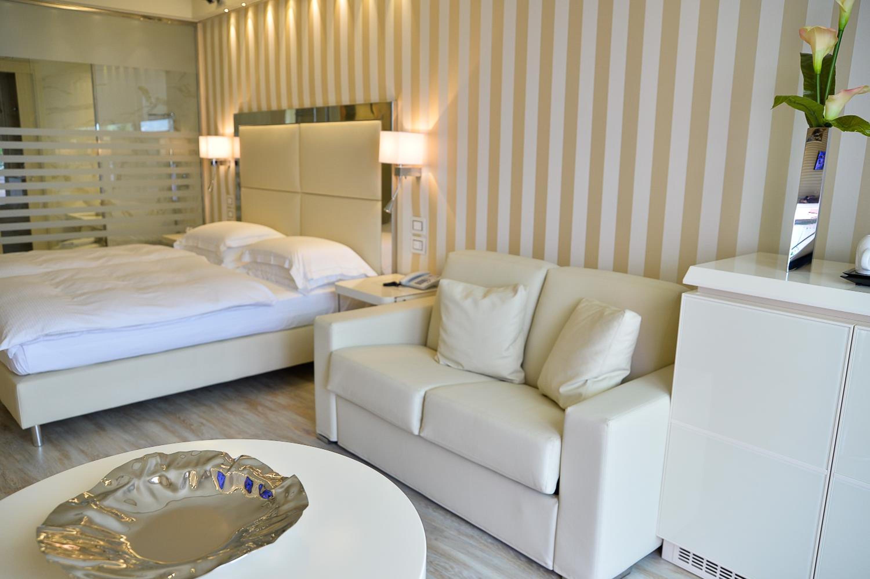 Junior Suite with Lake View - Photo 26