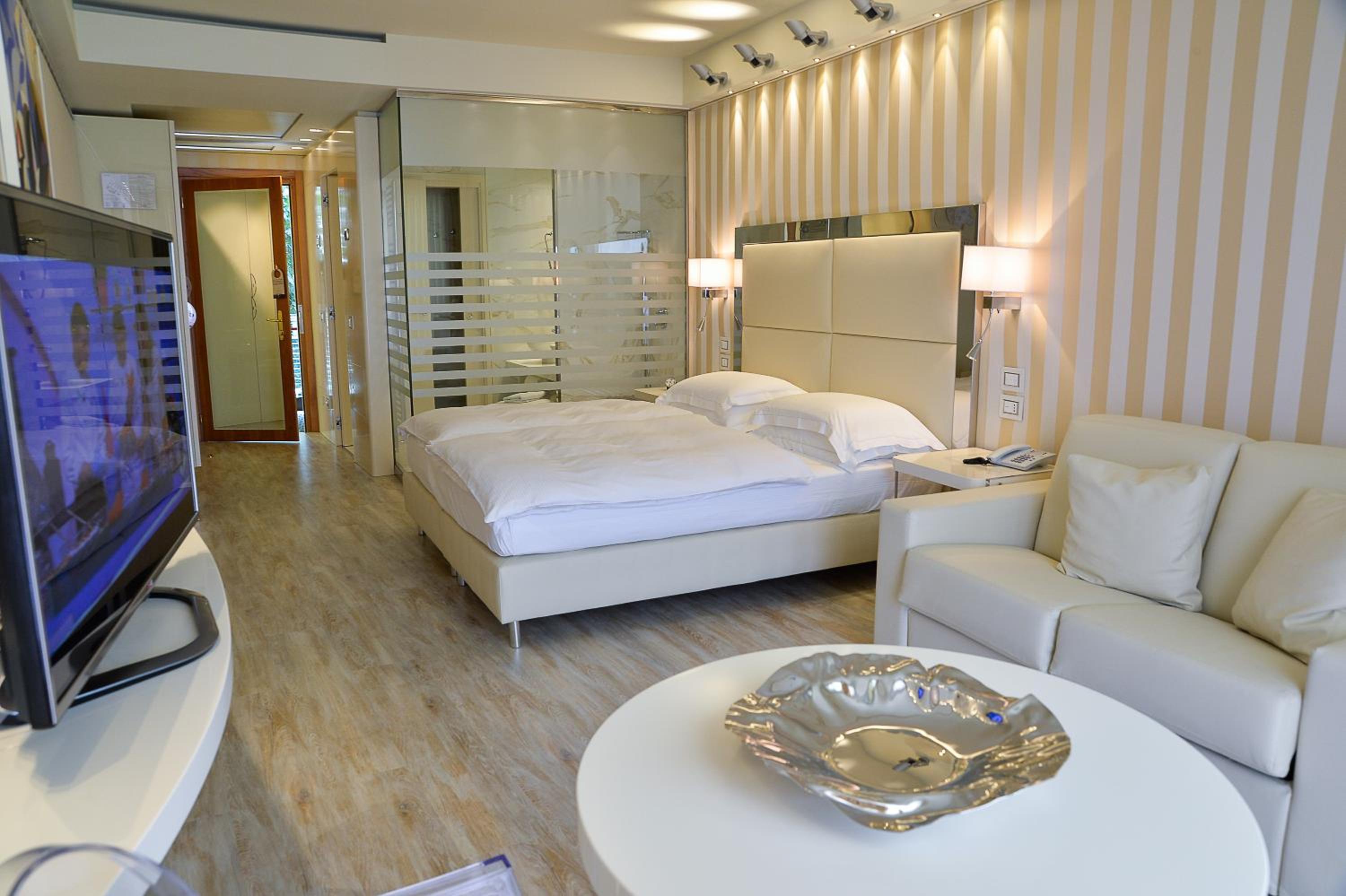 Junior Suite with Lake View - Photo 27
