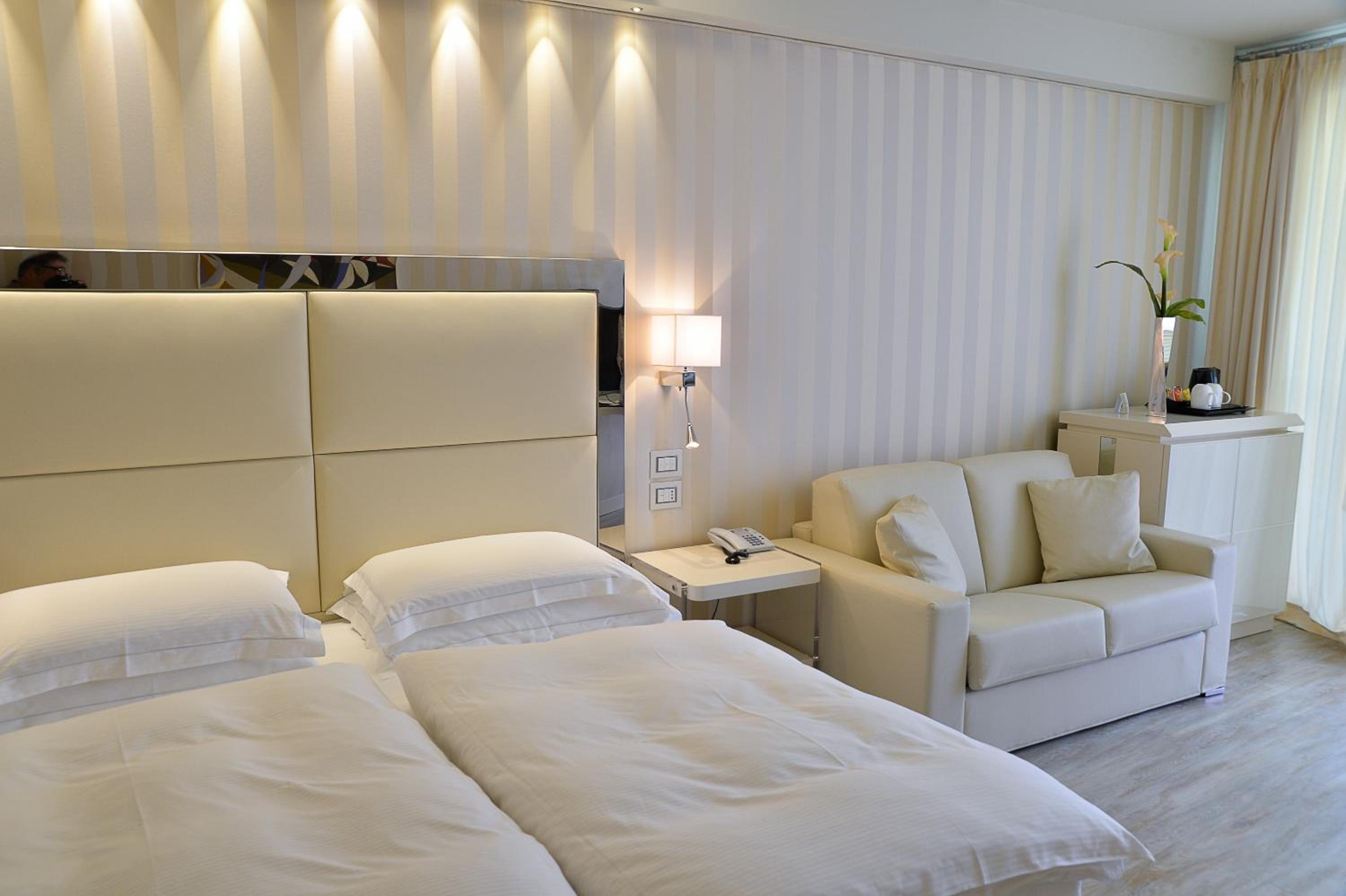 Junior Suite with Lake View - Photo 29