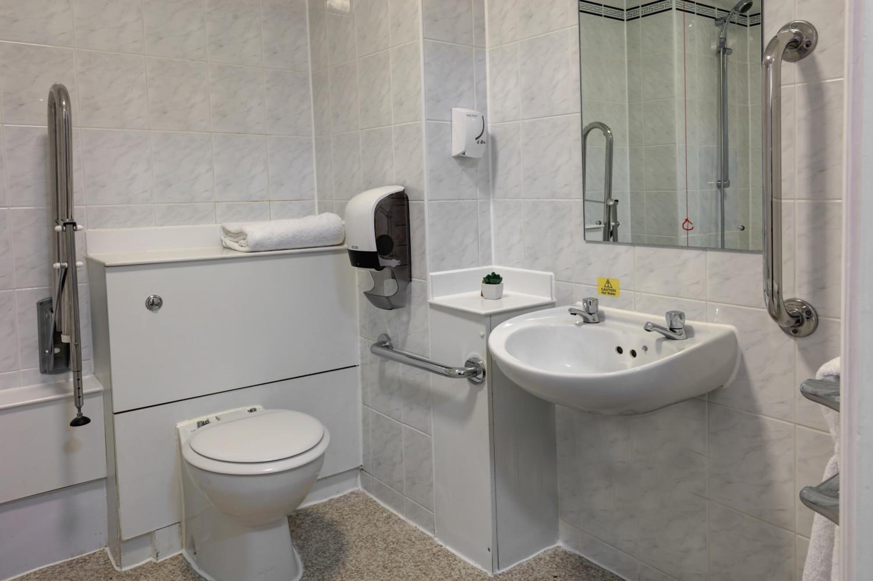 Double Room with Bath Tub - Disability Access/Non-Smoking  - Photo 5