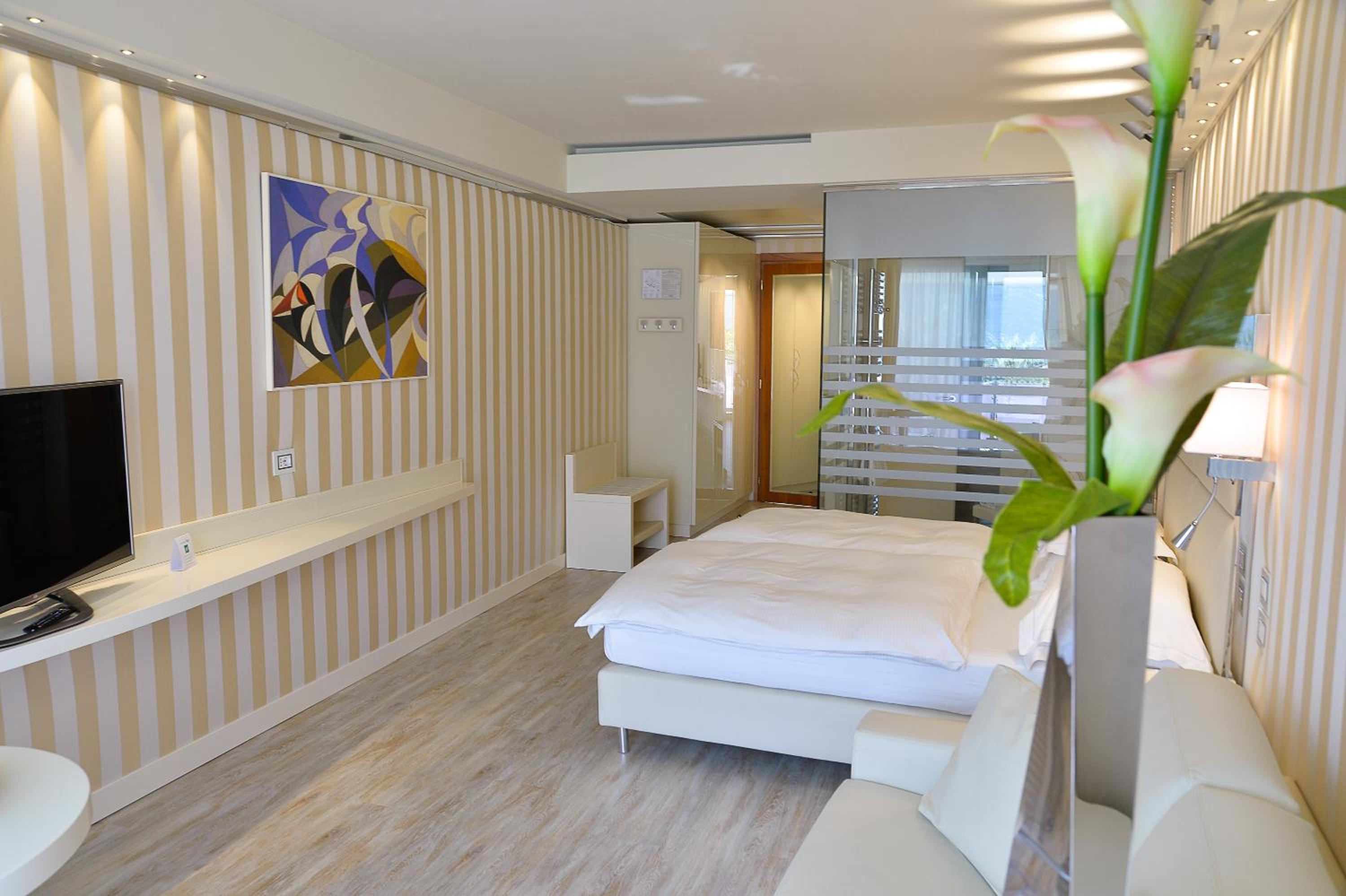 Junior Suite with Lake View - Photo 30