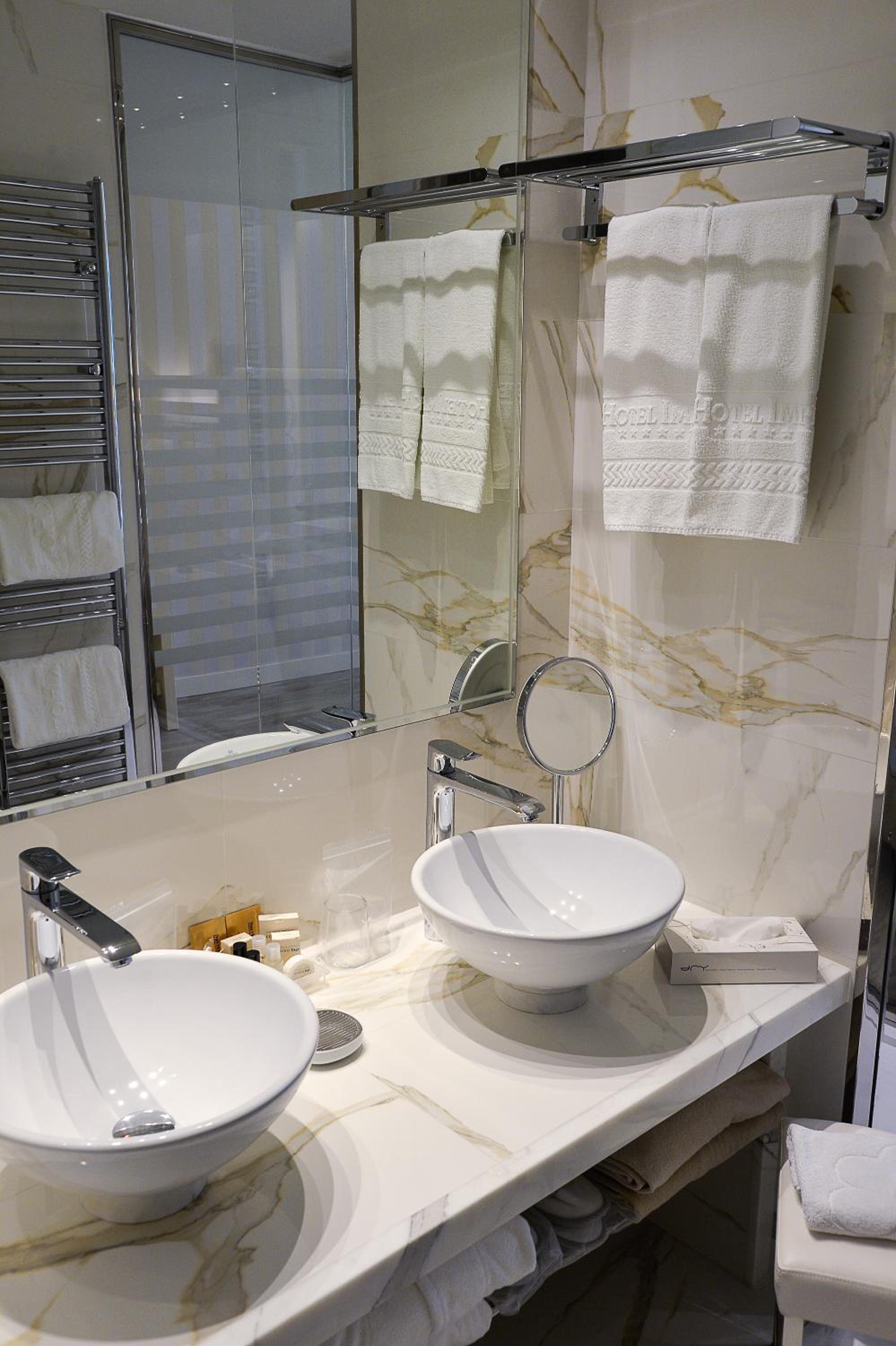 Junior Suite with Lake View - Photo 31