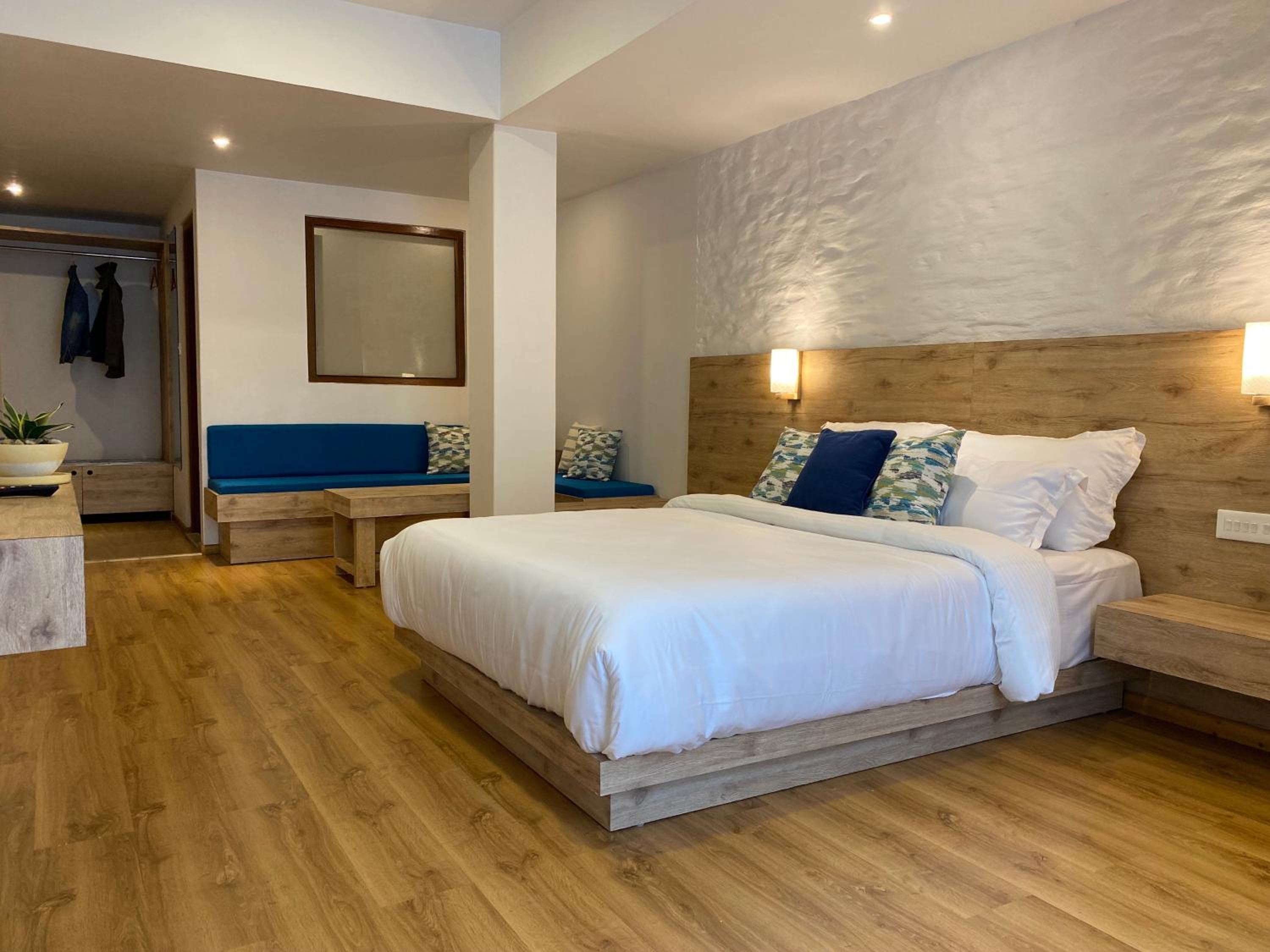 Deluxe Queen Room - Photo 7