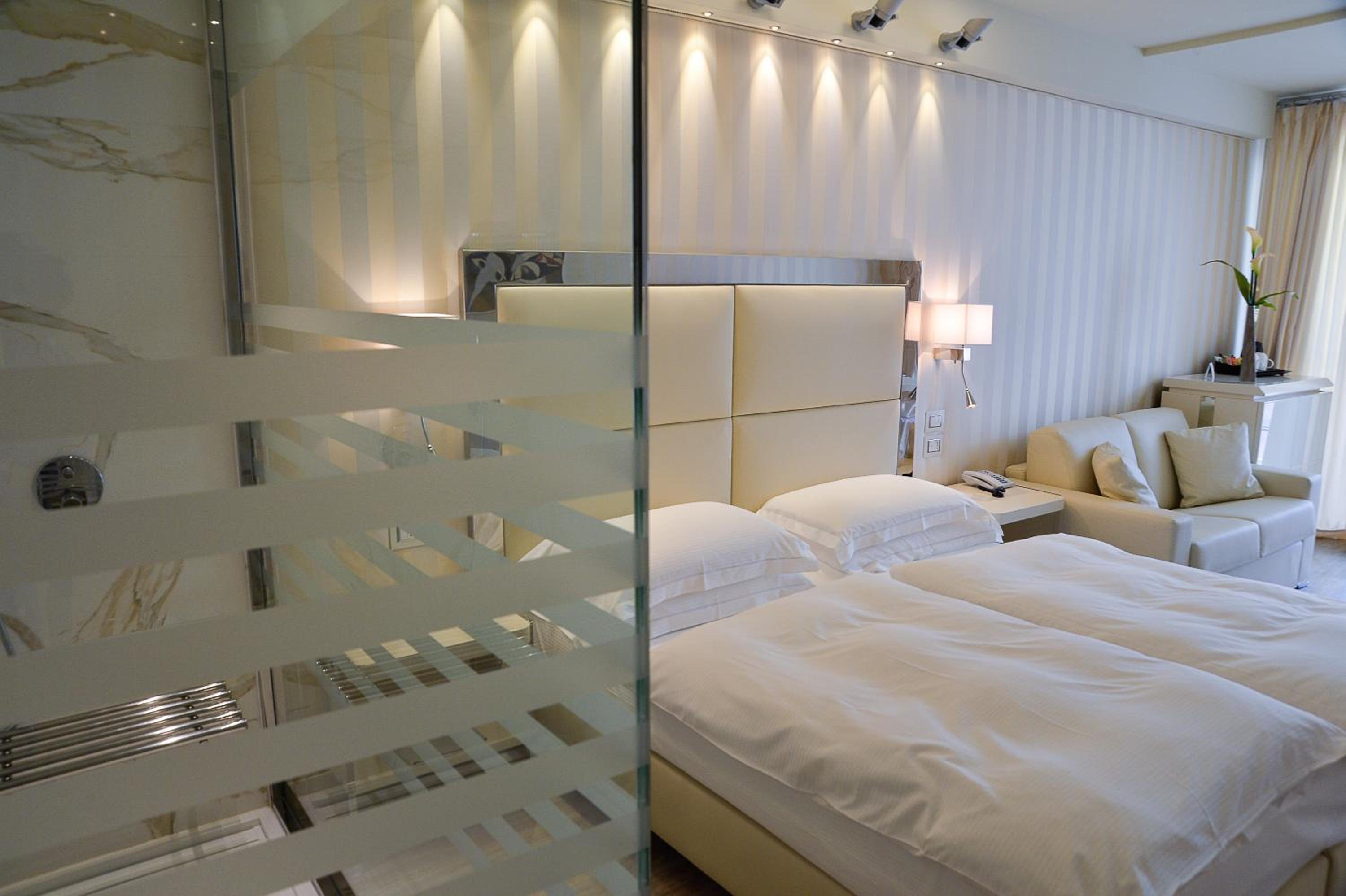 Junior Suite with Lake View - Photo 33