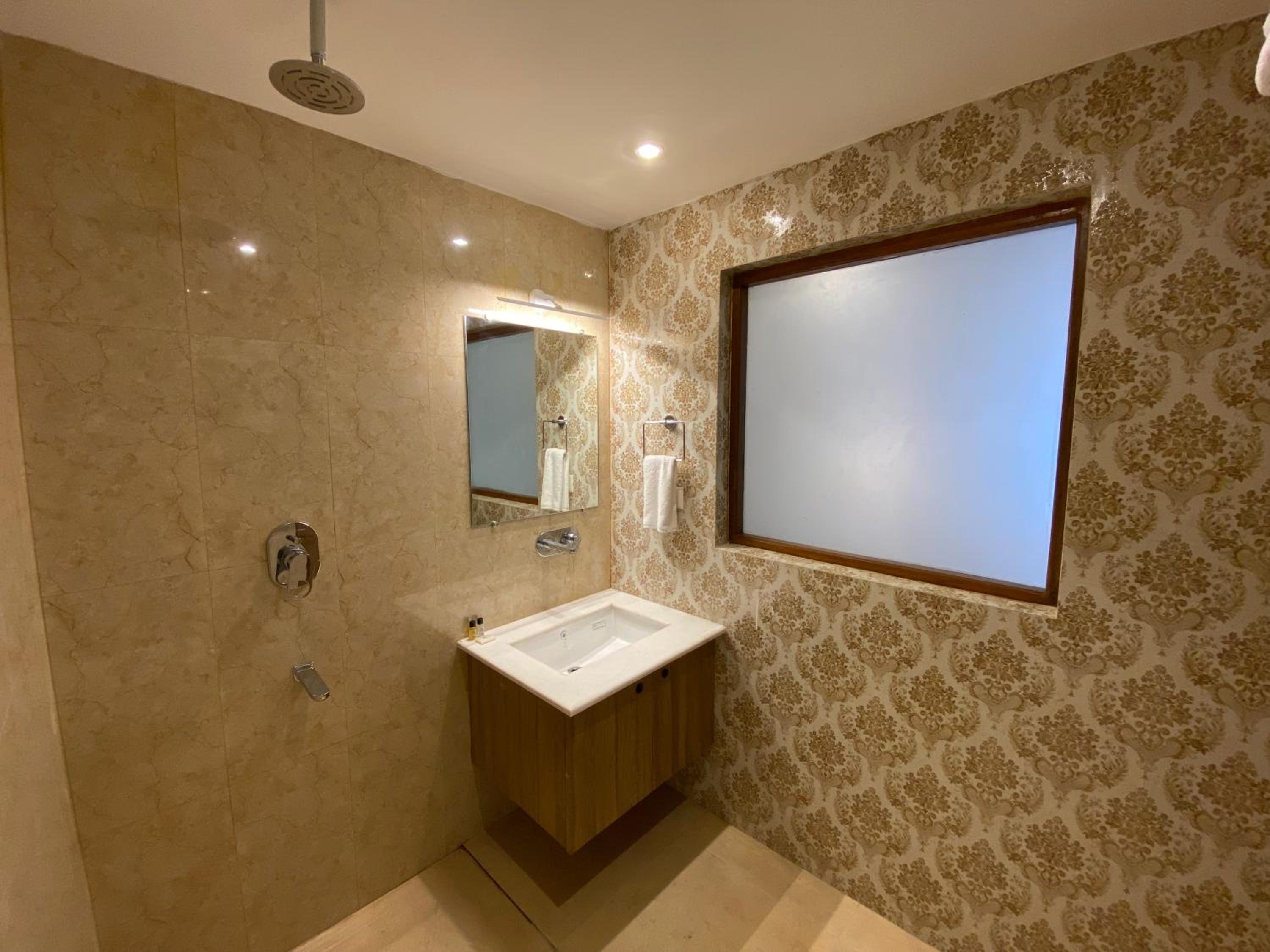 Deluxe Queen Room - Photo 2