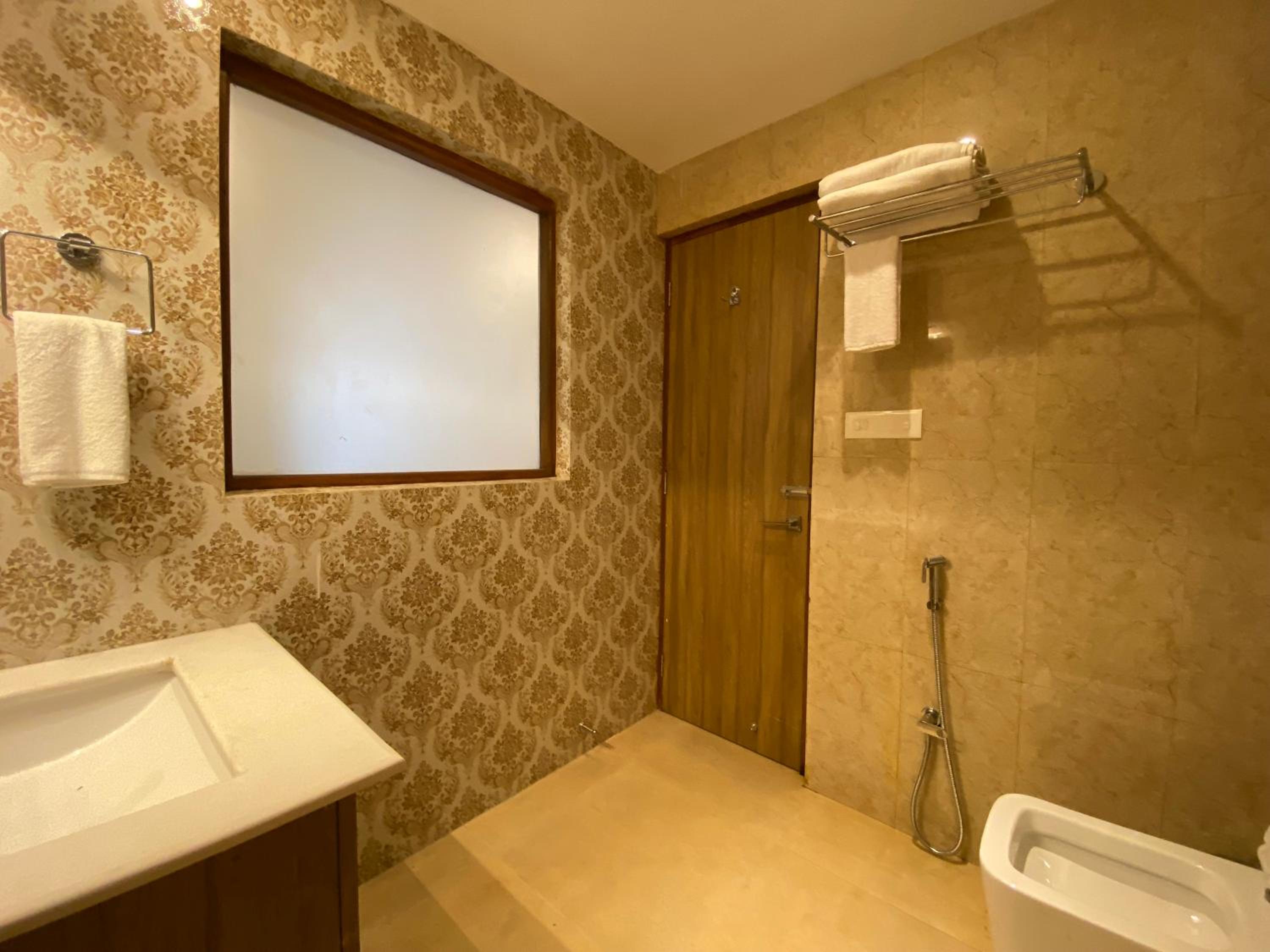 Deluxe Queen Room - Photo 8