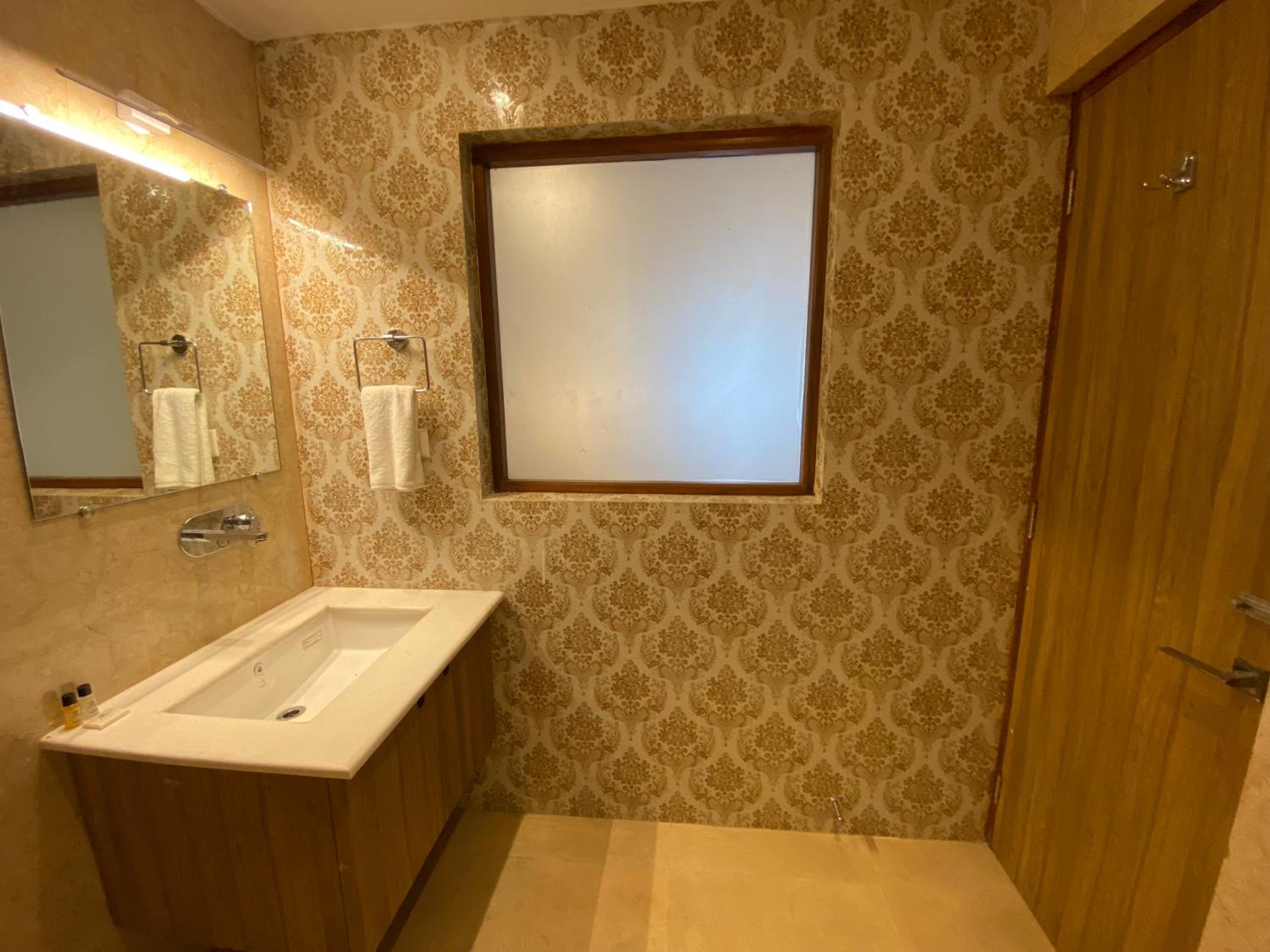 Deluxe Queen Room - Photo 9