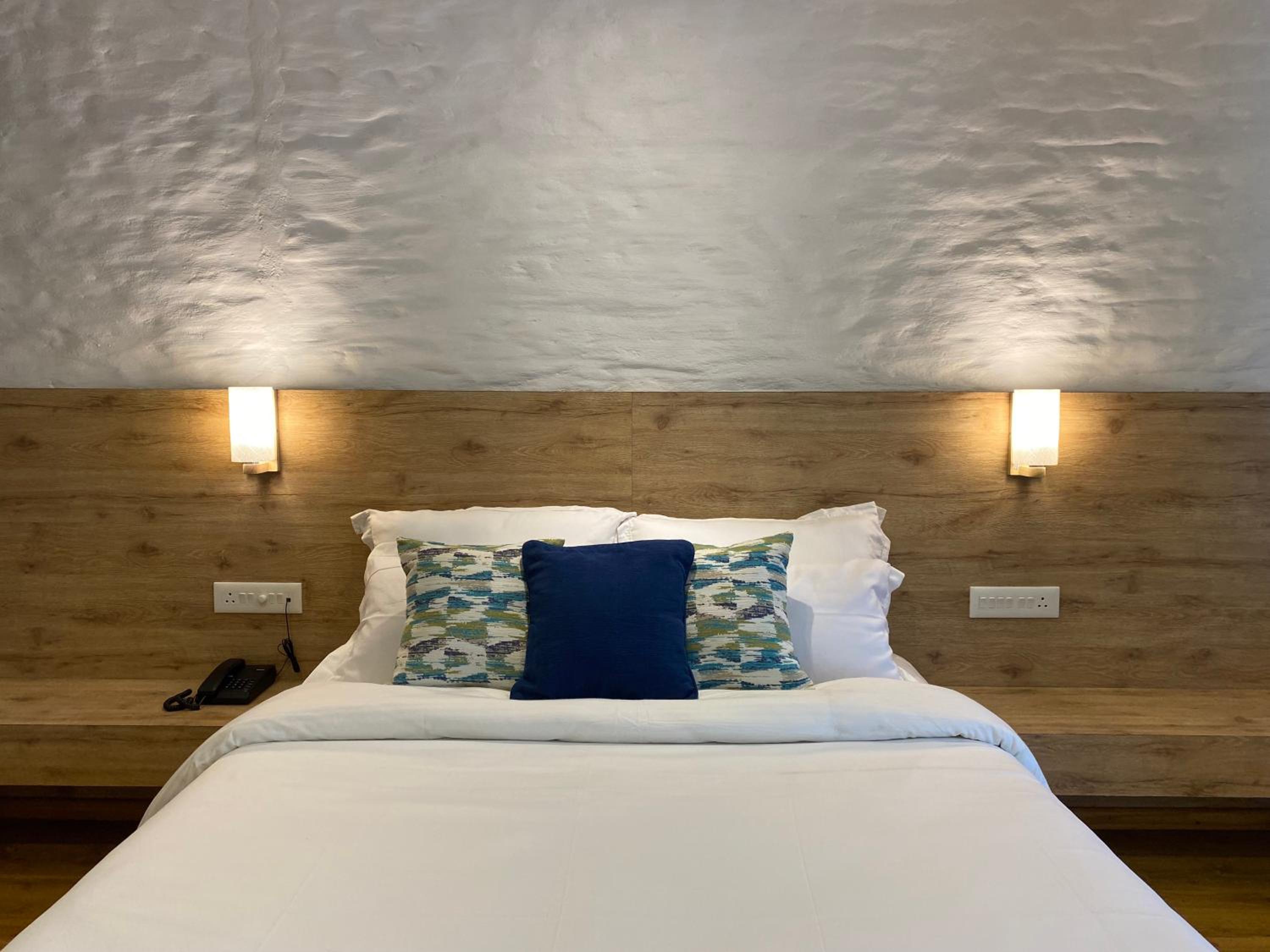 Deluxe Queen Room - Photo 5