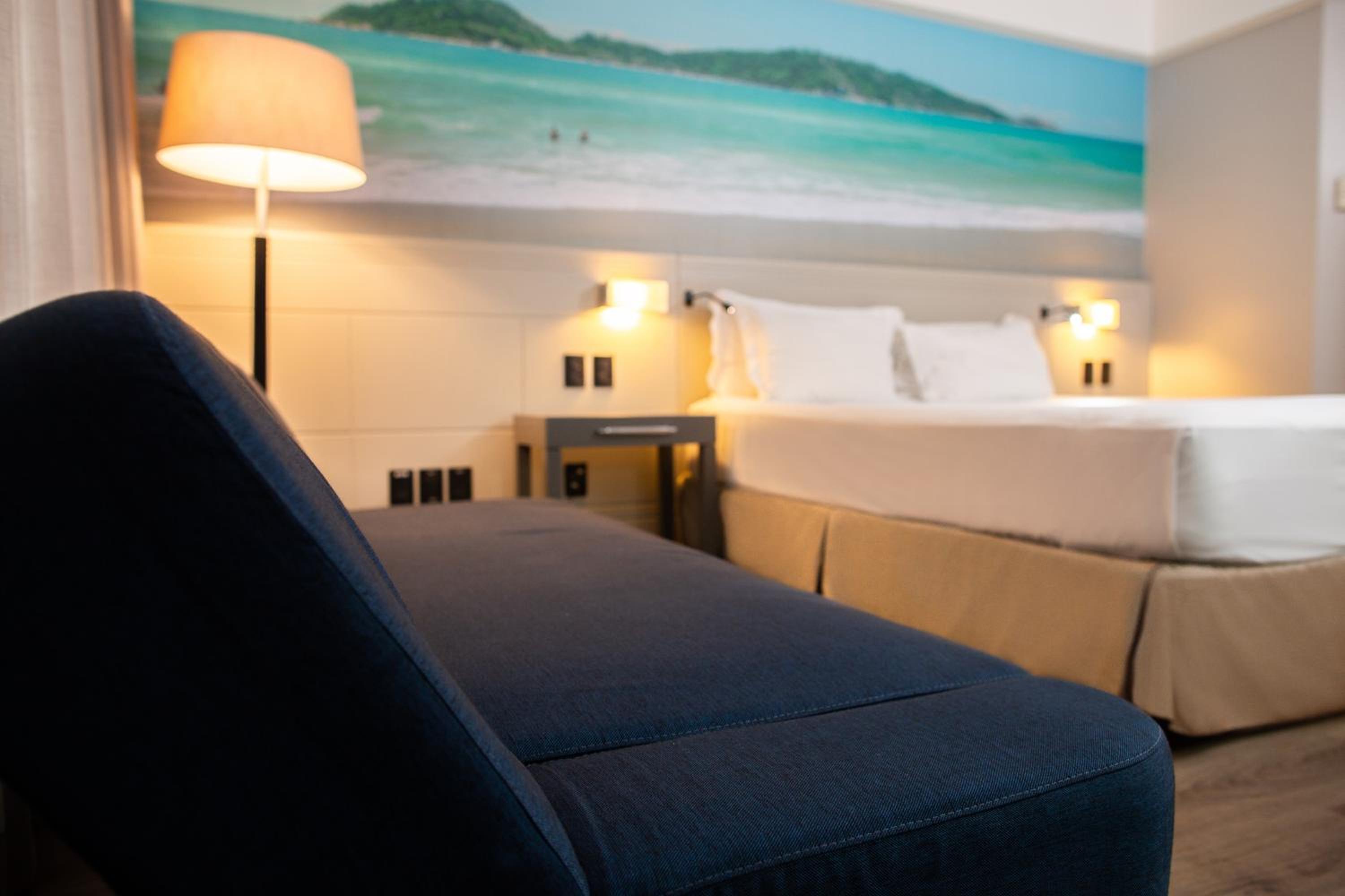 Superior King Room with Sofa Bed and Partial Sea View - Photo 2