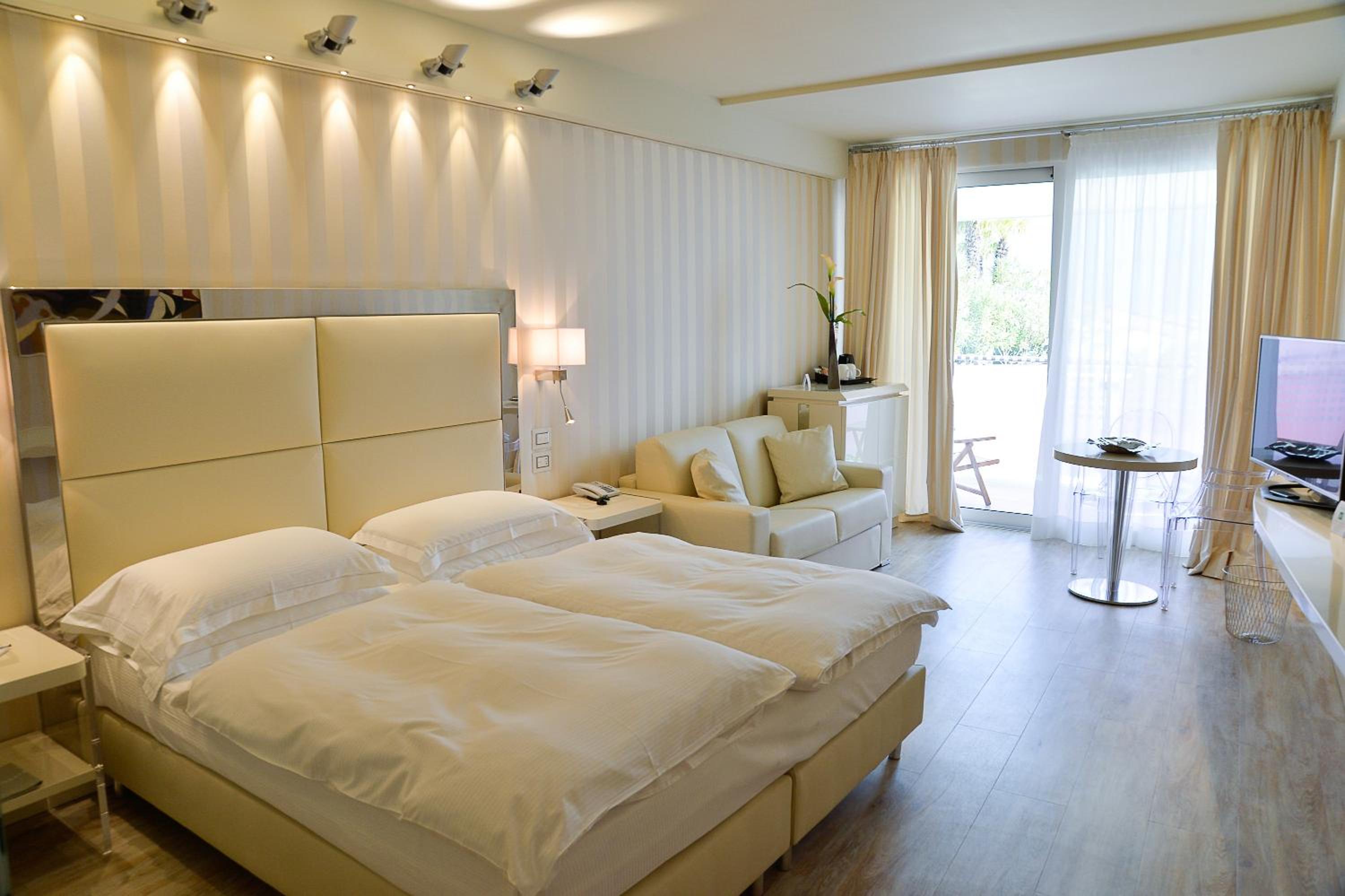 Junior Suite with Lake View - Photo 5