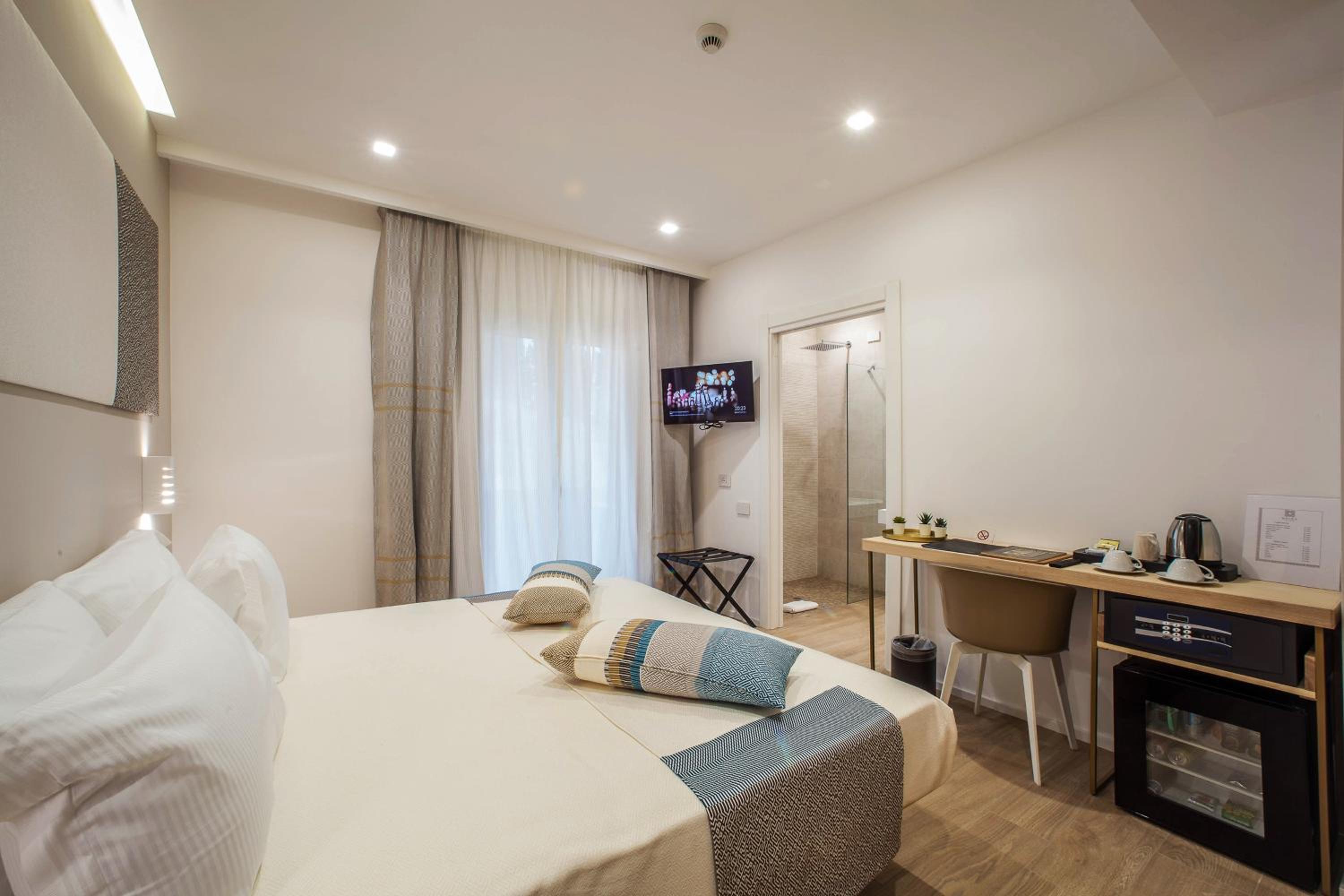 Standard Double Or Twin Room - Photo 6