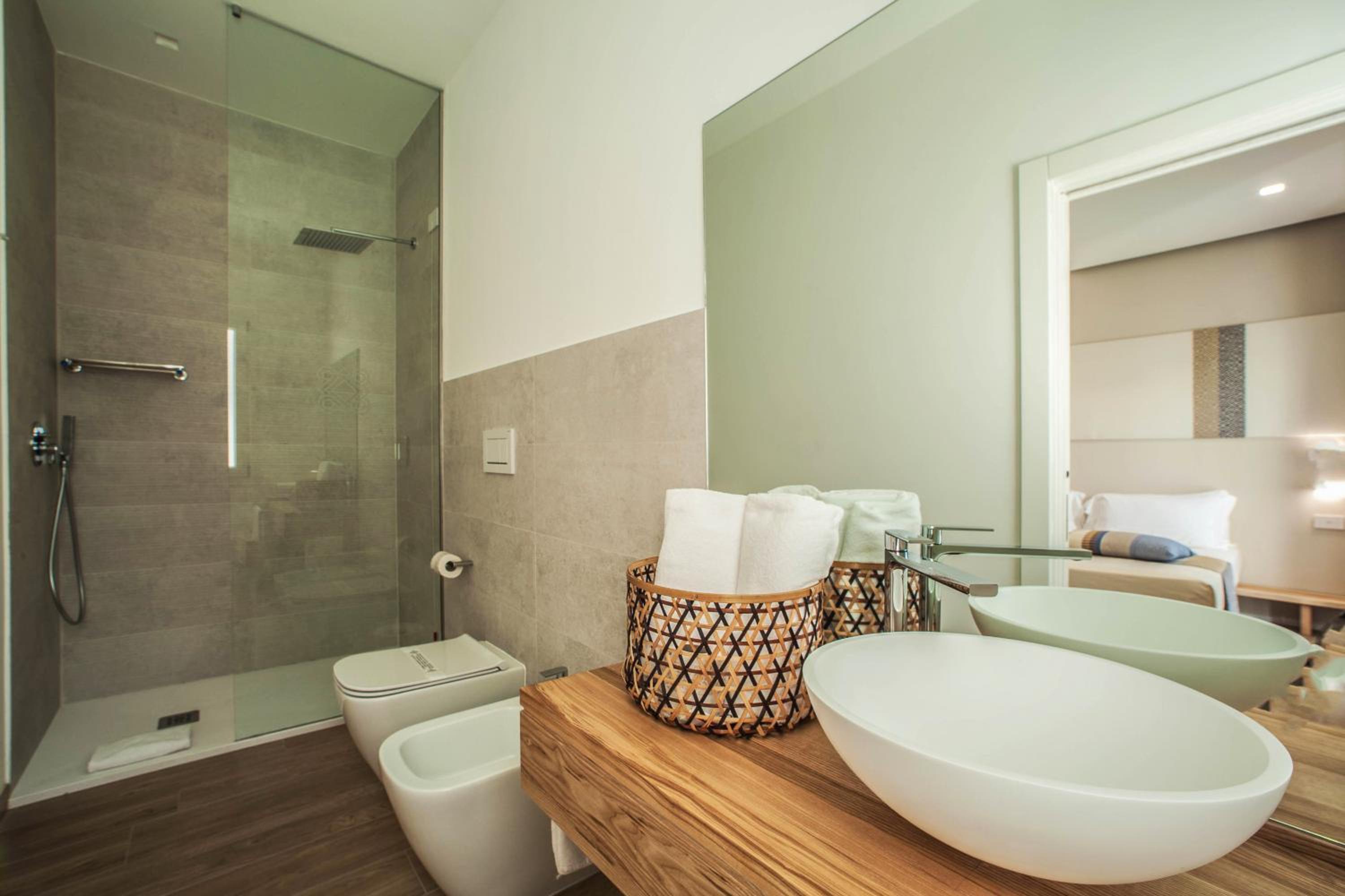 Deluxe Double or Twin Room with Pool Access - Photo 7