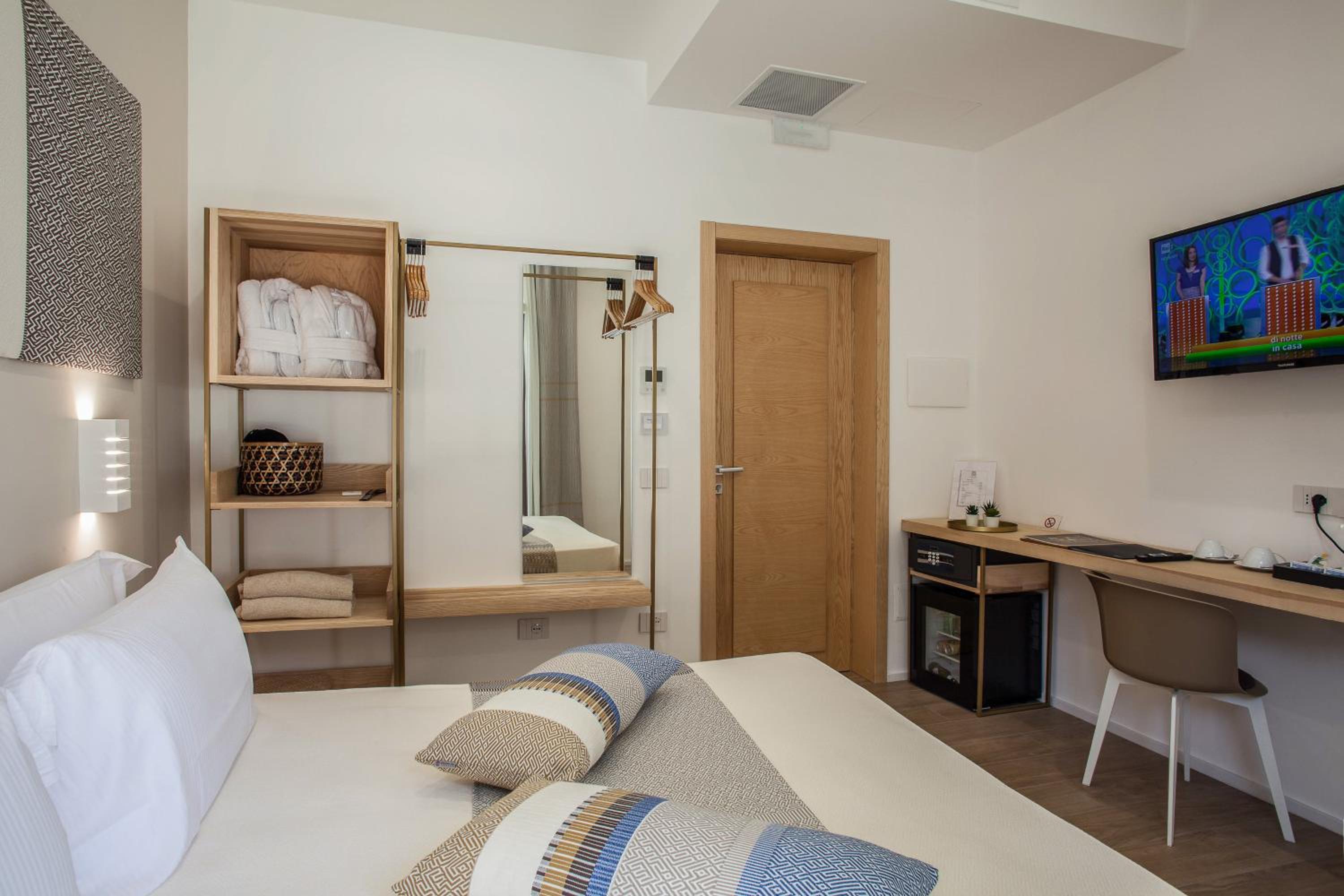 Deluxe Double or Twin Room with Pool Access - Photo 6