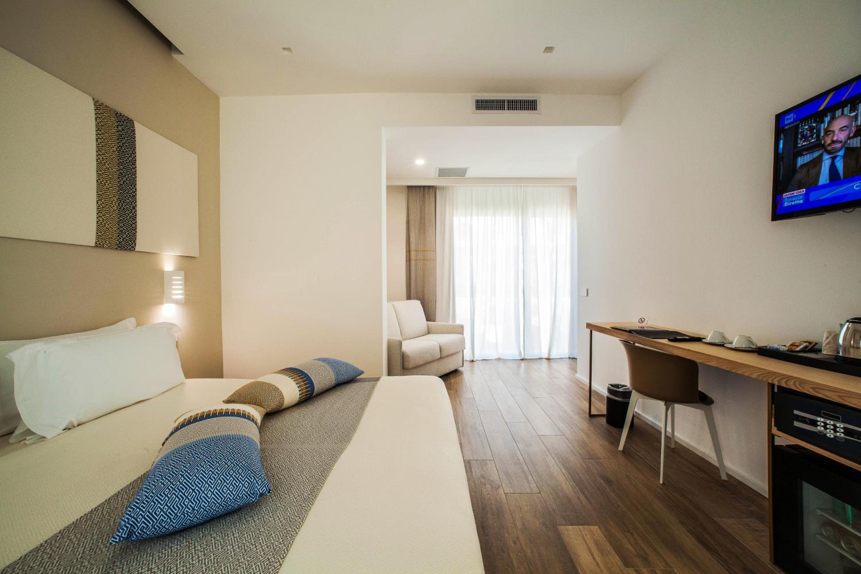 Deluxe Double or Twin Room with Pool Access - Photo 24