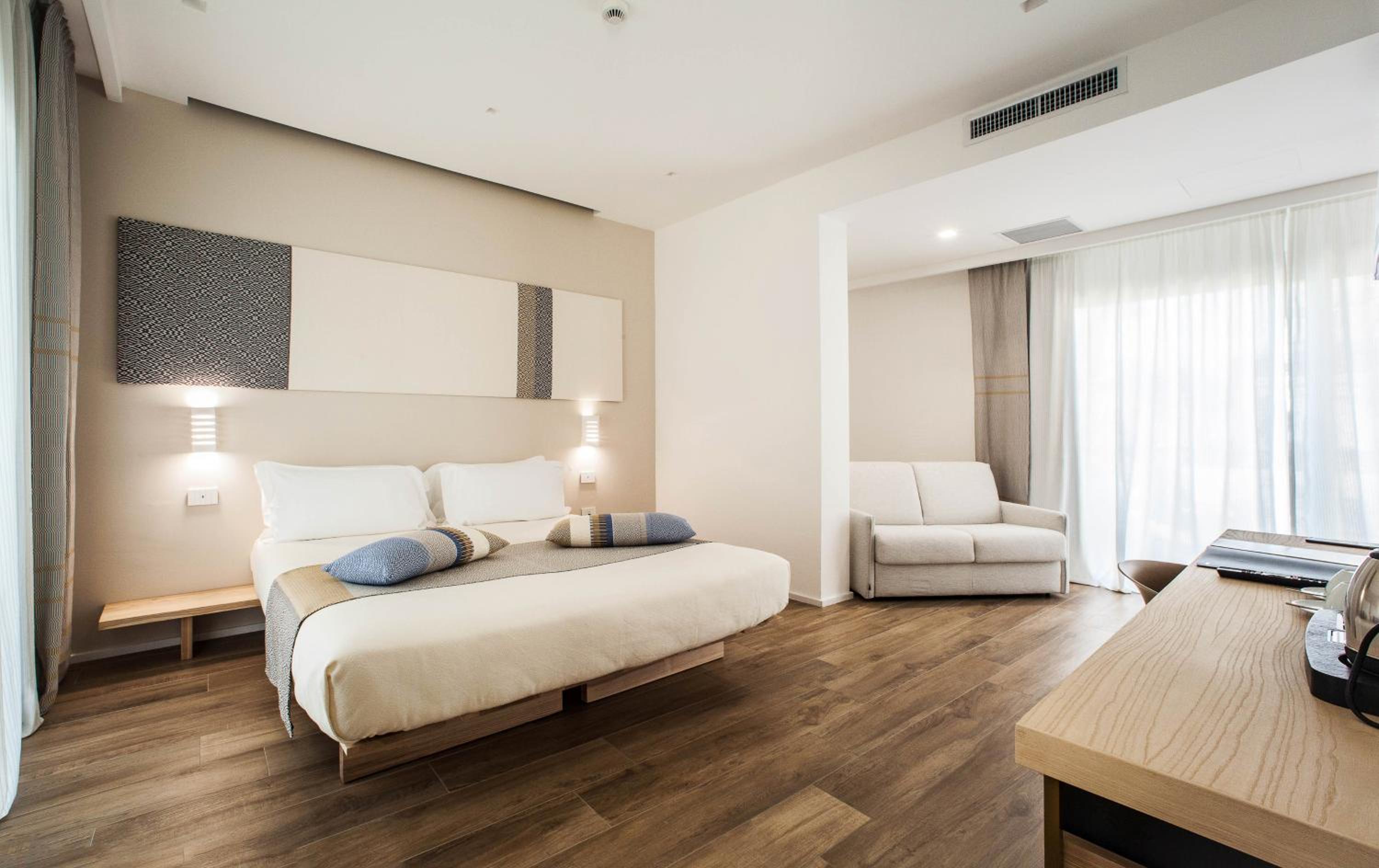 Deluxe Double or Twin Room with Pool Access - Photo 28