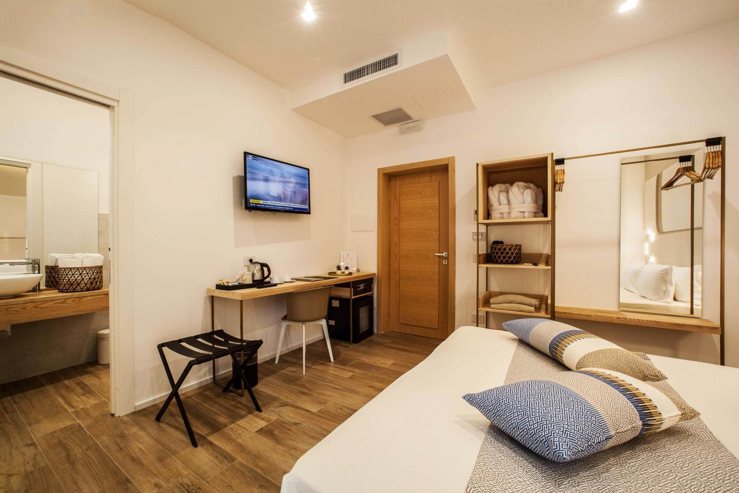 Deluxe Double or Twin Room with Pool Access - Photo 8