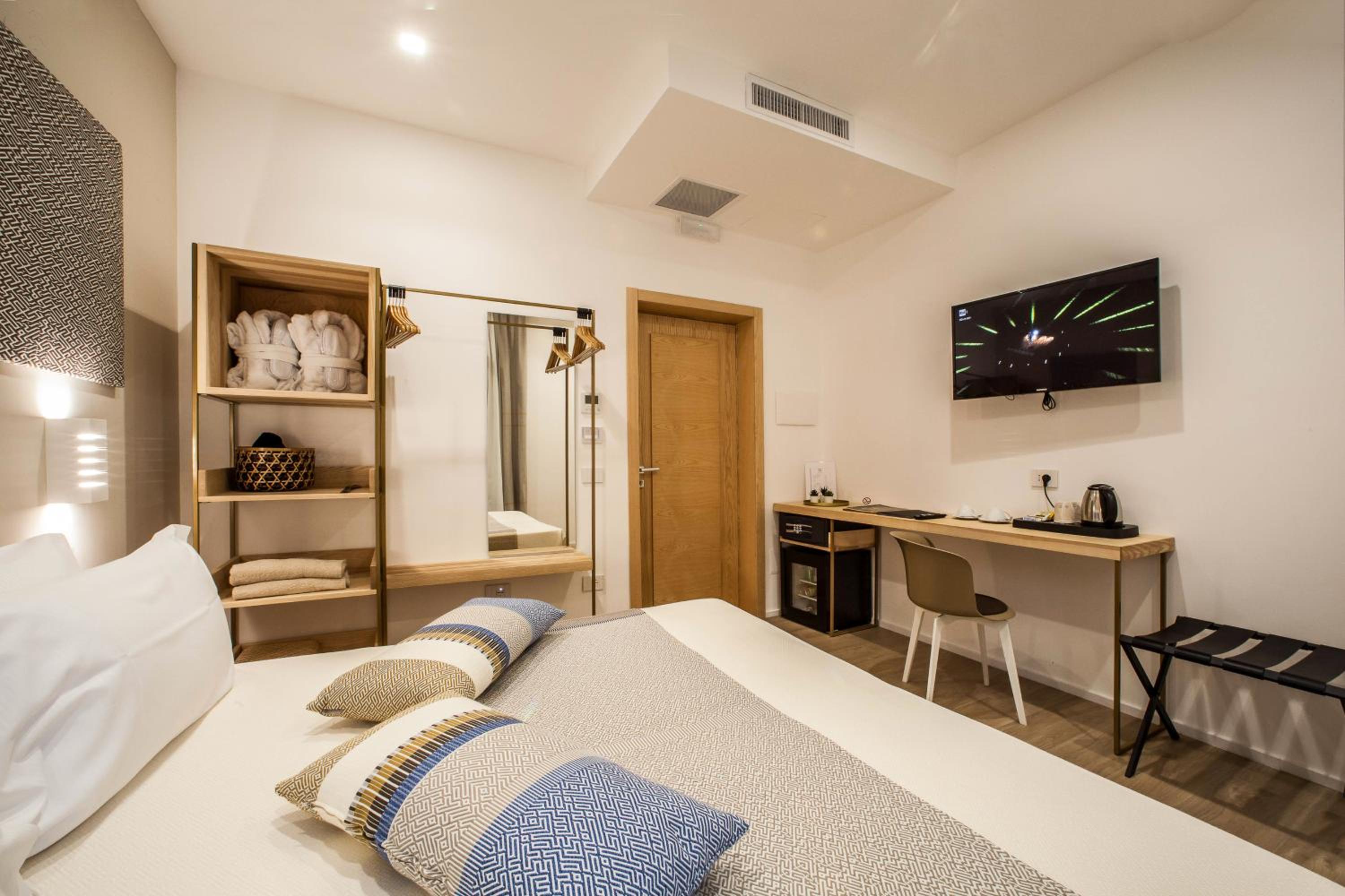 Deluxe Double or Twin Room with Pool Access - Photo 11