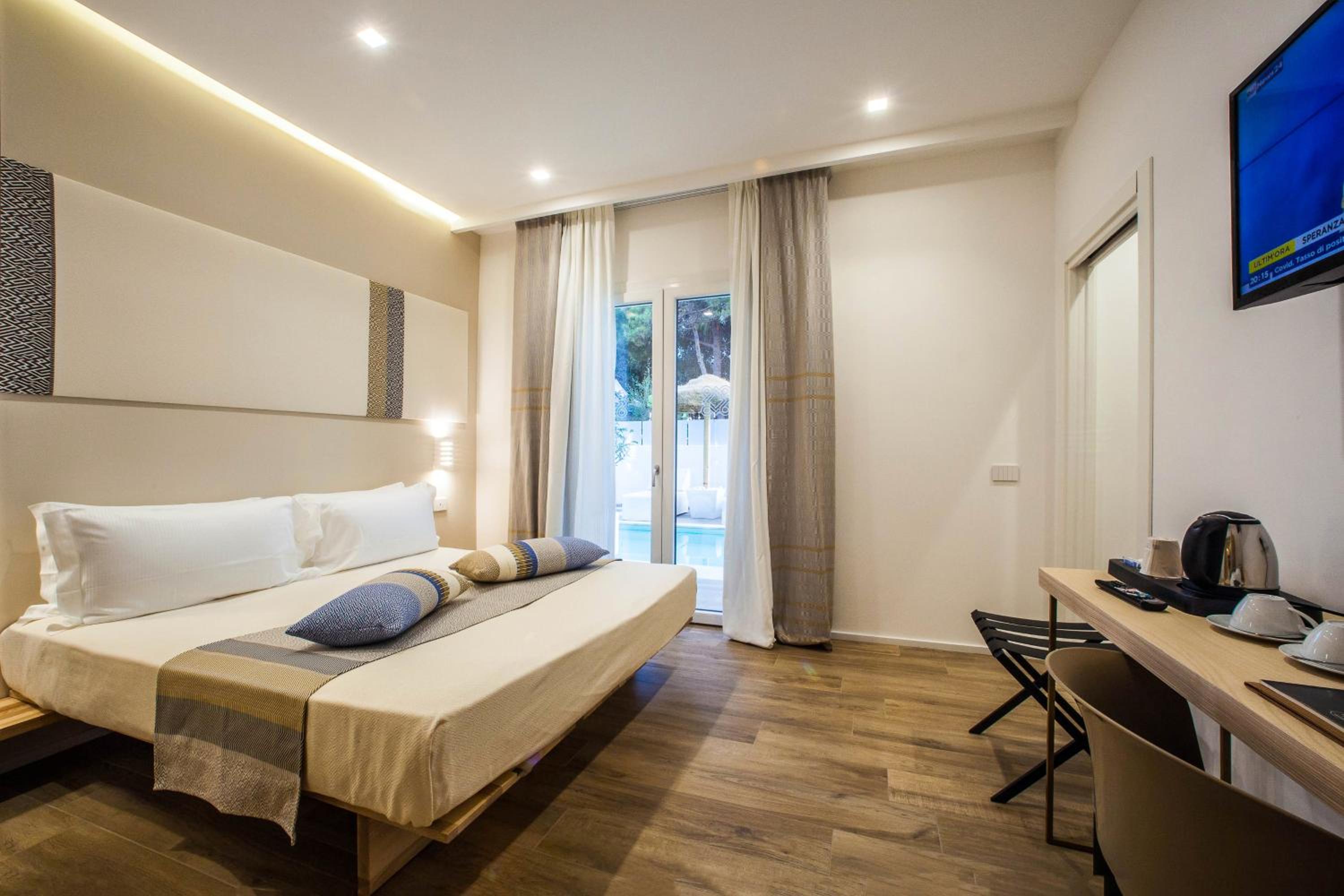 Deluxe Double or Twin Room with Pool Access - Photo 4