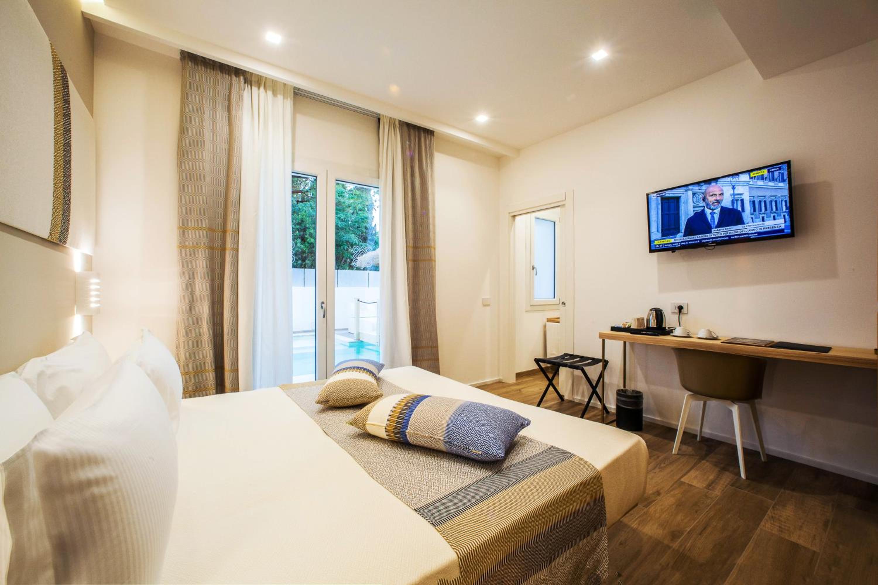 Deluxe Double or Twin Room with Pool Access - Photo 5