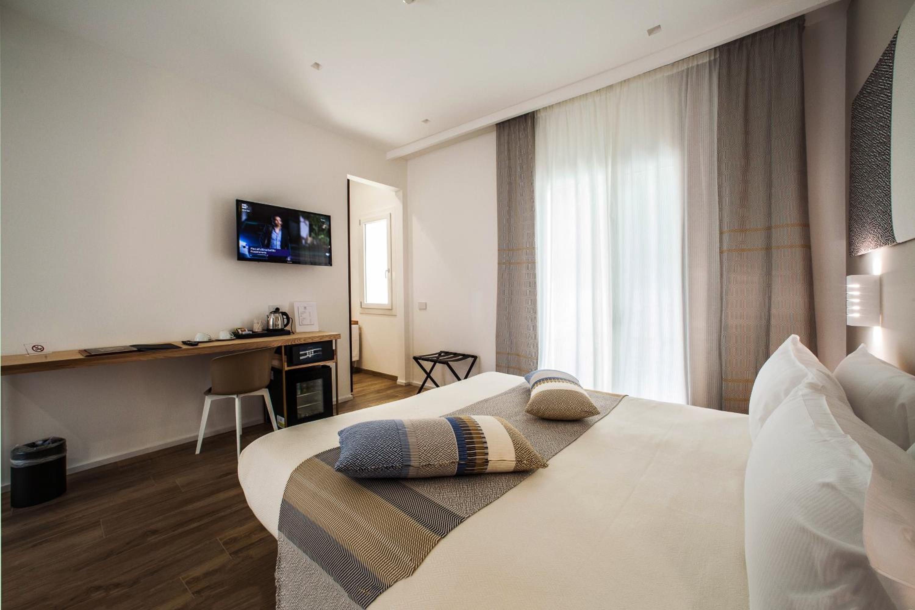 Deluxe Double or Twin Room with Pool Access - Photo 10