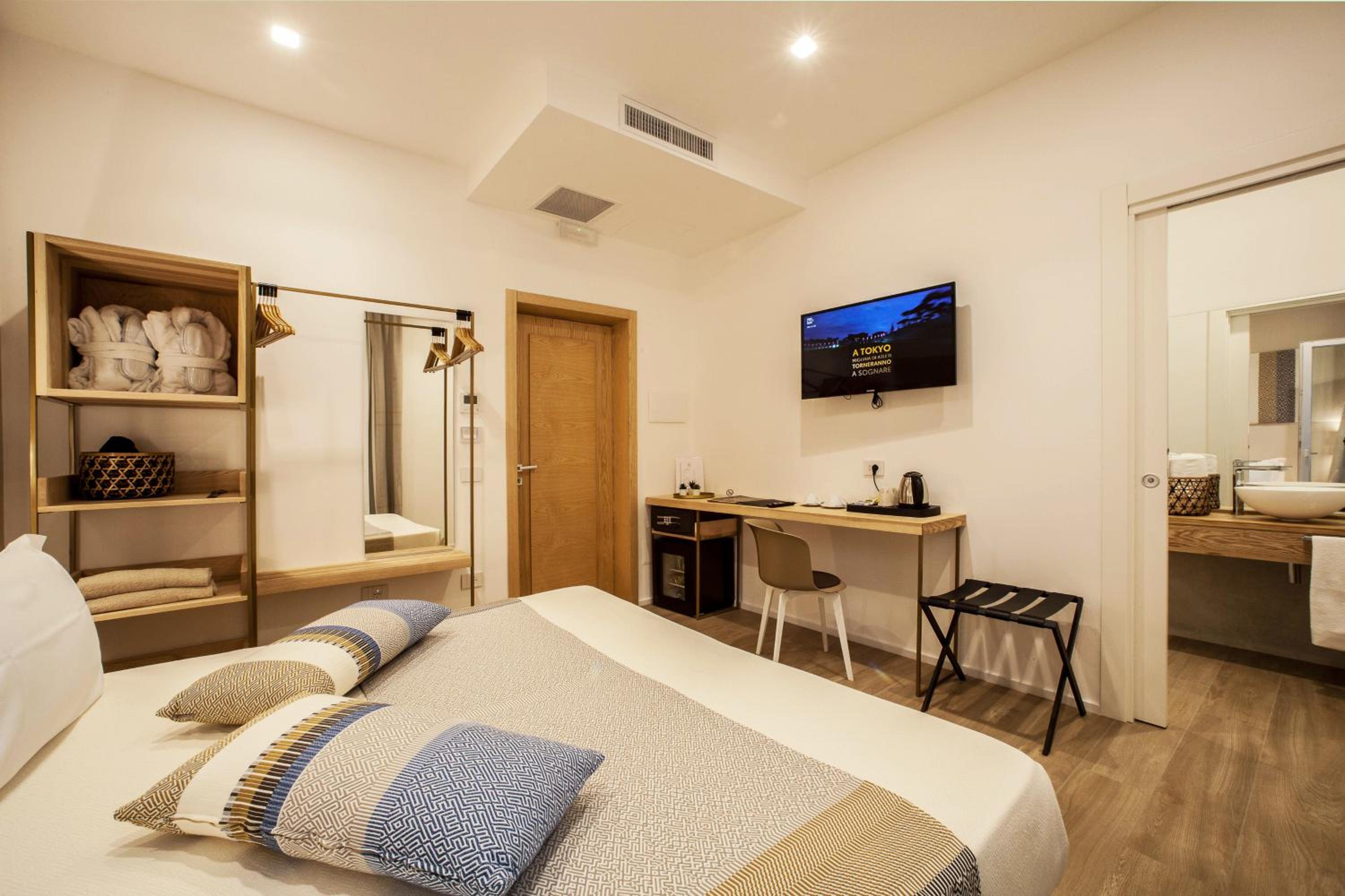 Deluxe Double or Twin Room with Pool Access - Photo 9